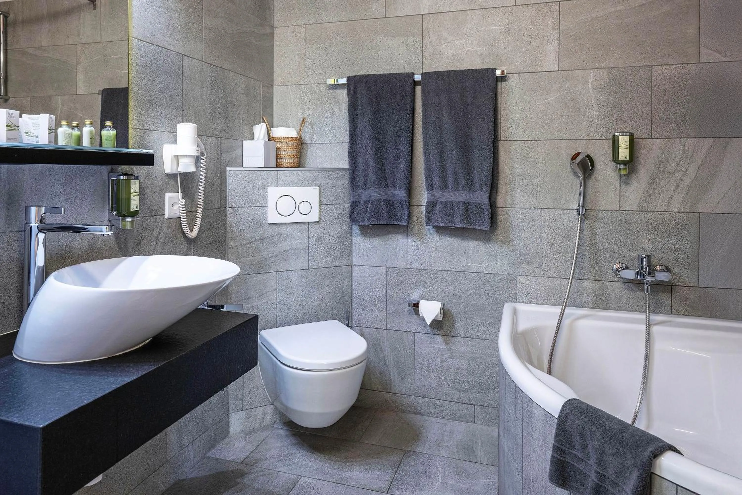 Toilet in Hôtel La Maison du Prussien