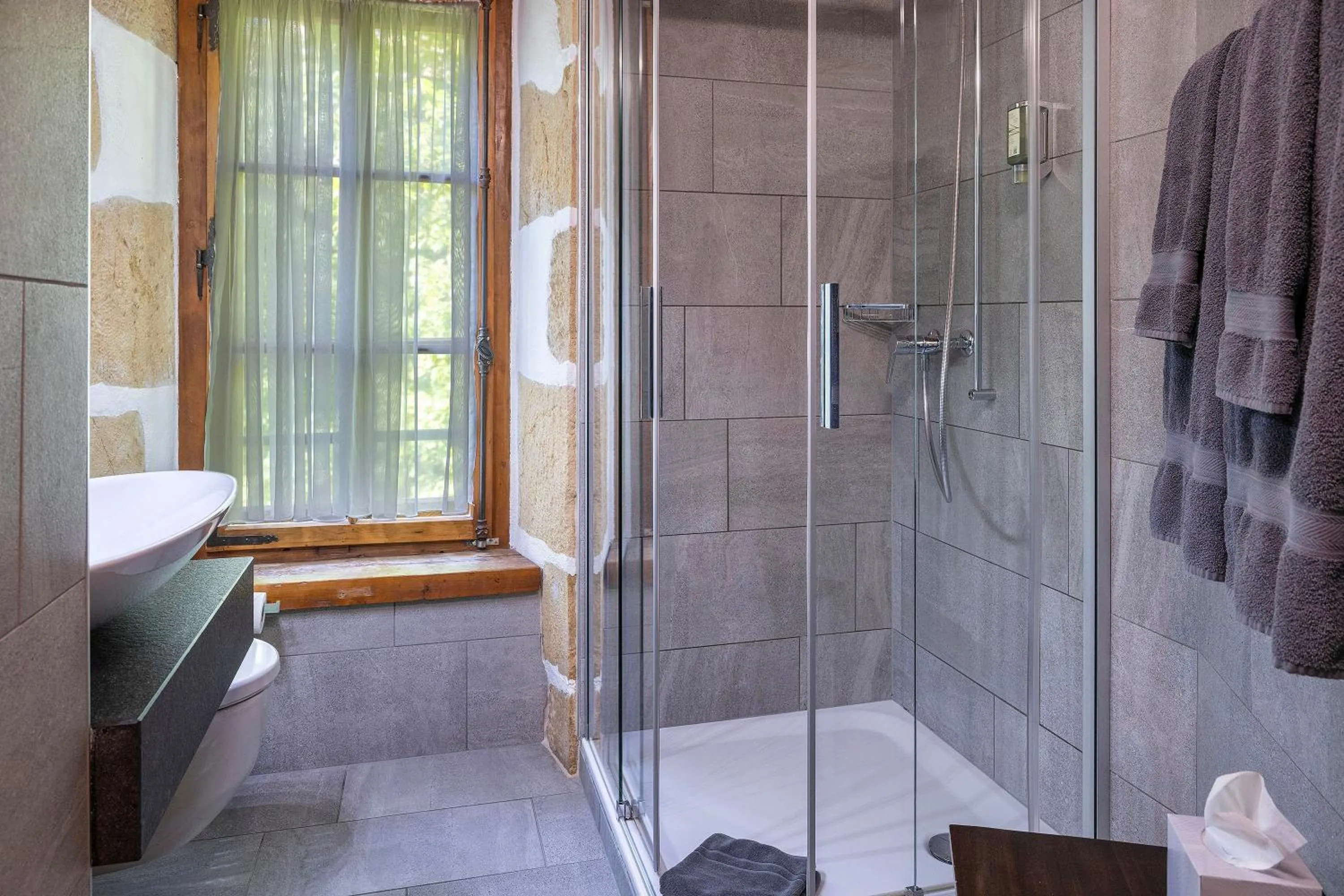 Shower in Hôtel La Maison du Prussien