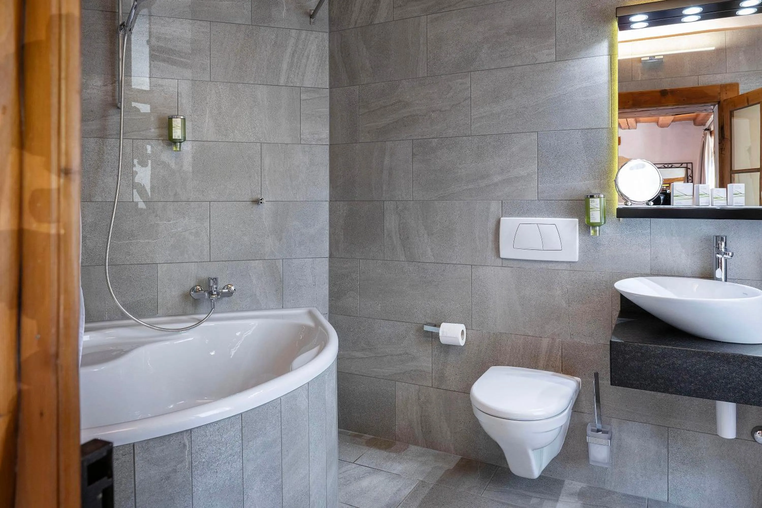 Shower in Hôtel La Maison du Prussien