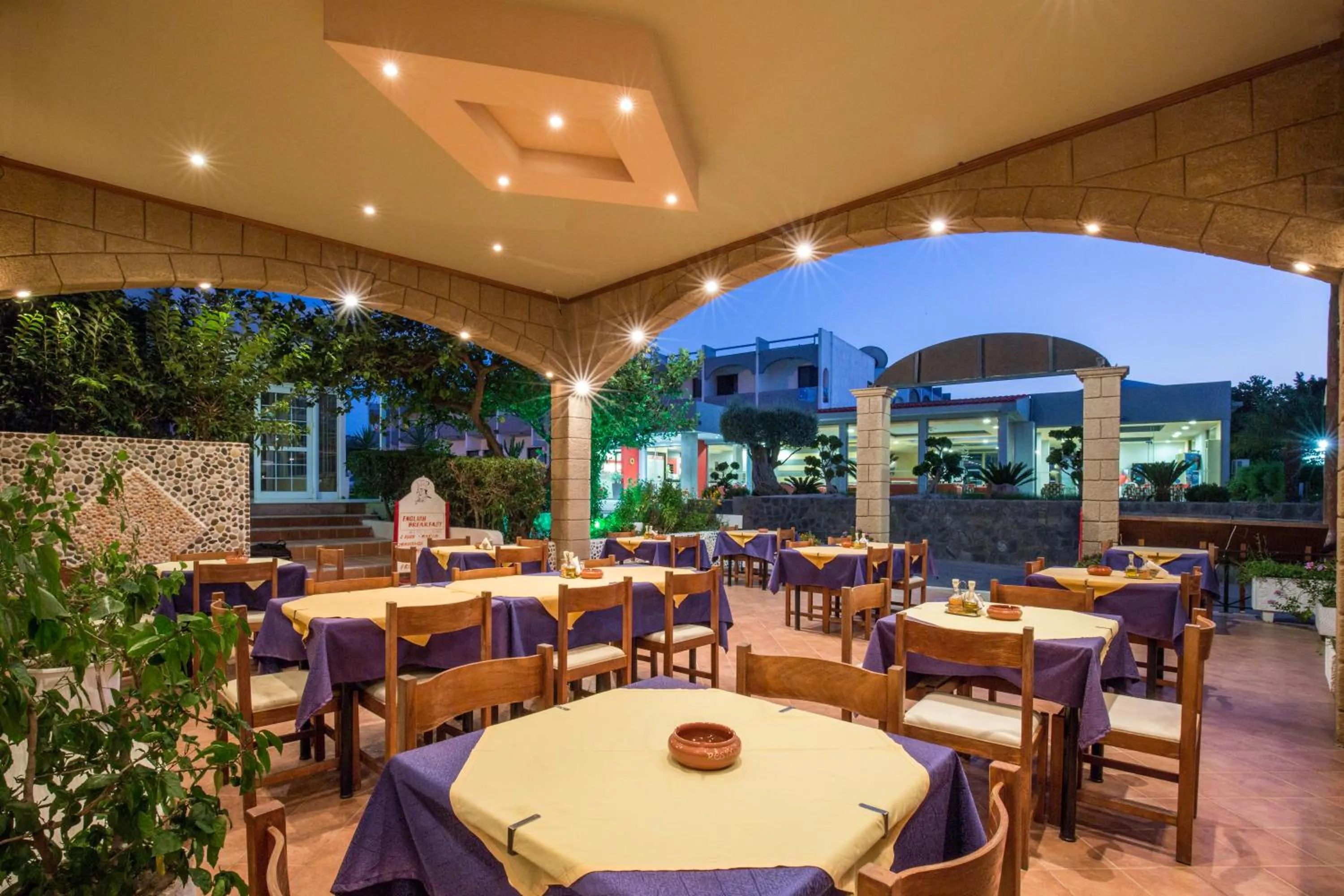 Restaurant/places to eat in Saint Amon Hotel