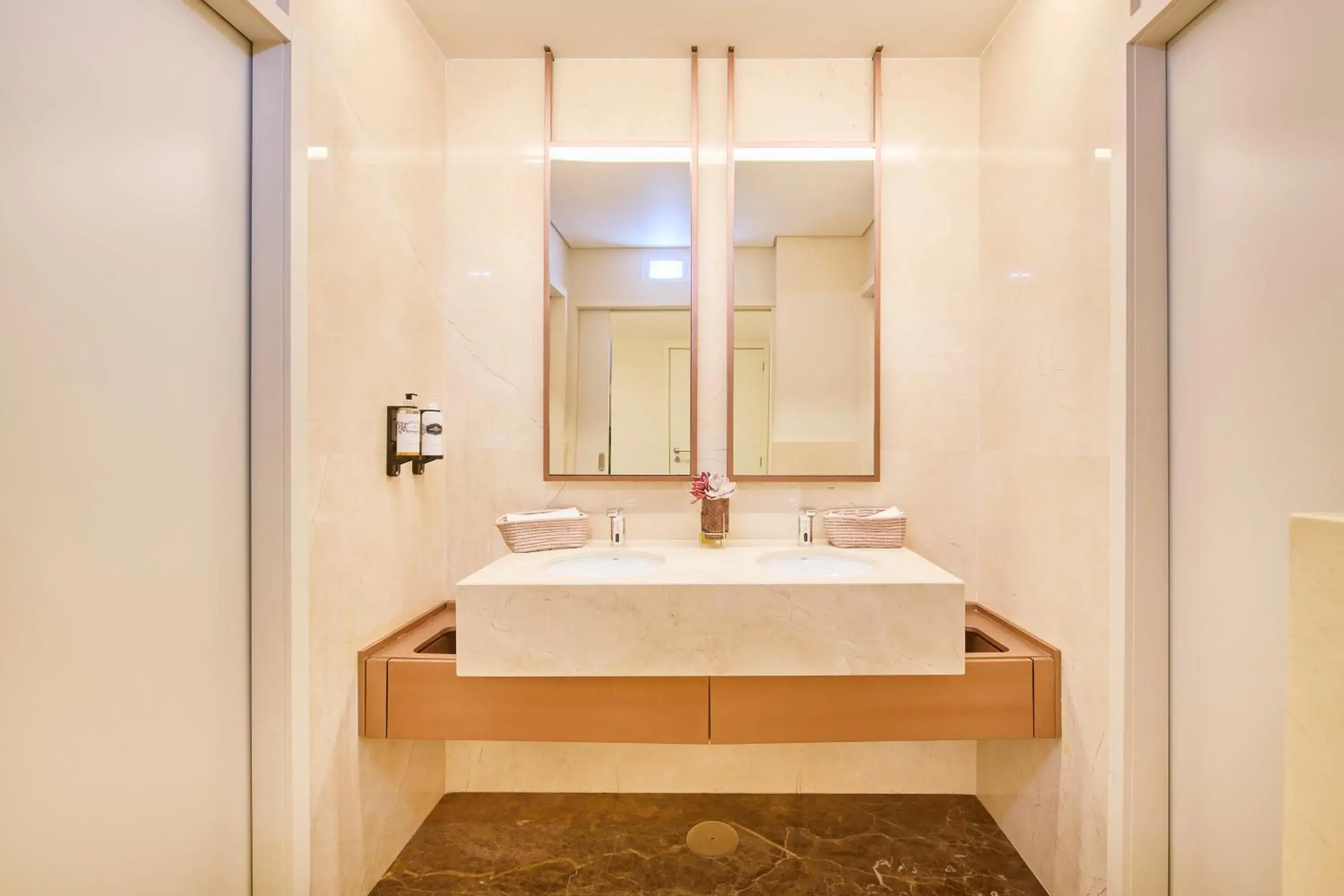 Bathroom, Bed in Hotel Moon & Sun Braga Bathroom, Bed in Hotel Moon & Sun Braga