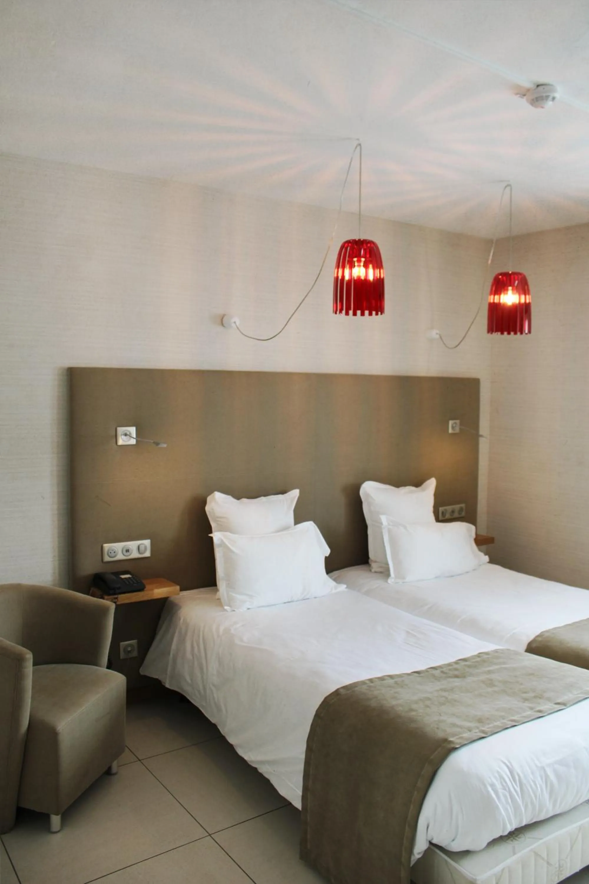 Photo of the whole room, Bed in Auberge du Lac, Sure Hotel Collection by Best Western