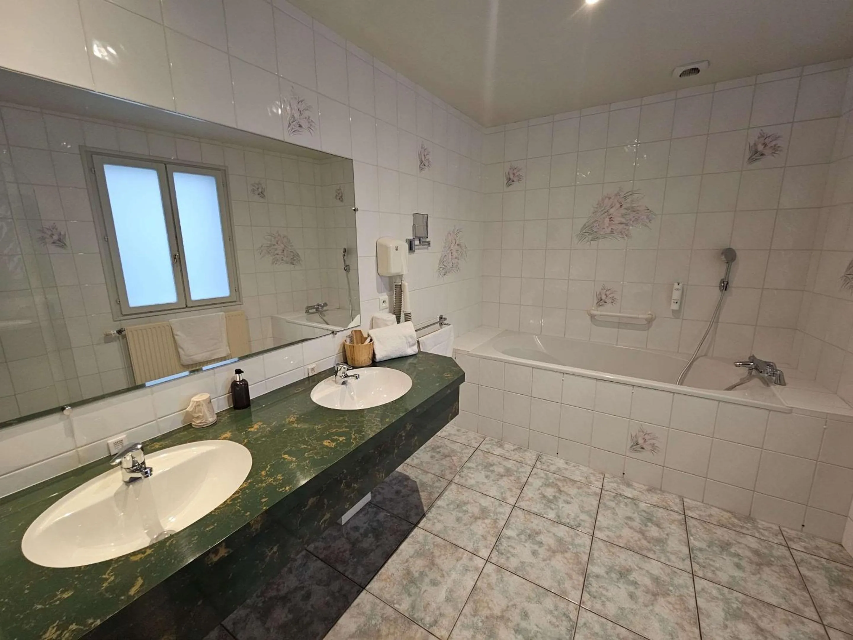 Bathroom in Auberge du Lac, Sure Hotel Collection by Best Western
