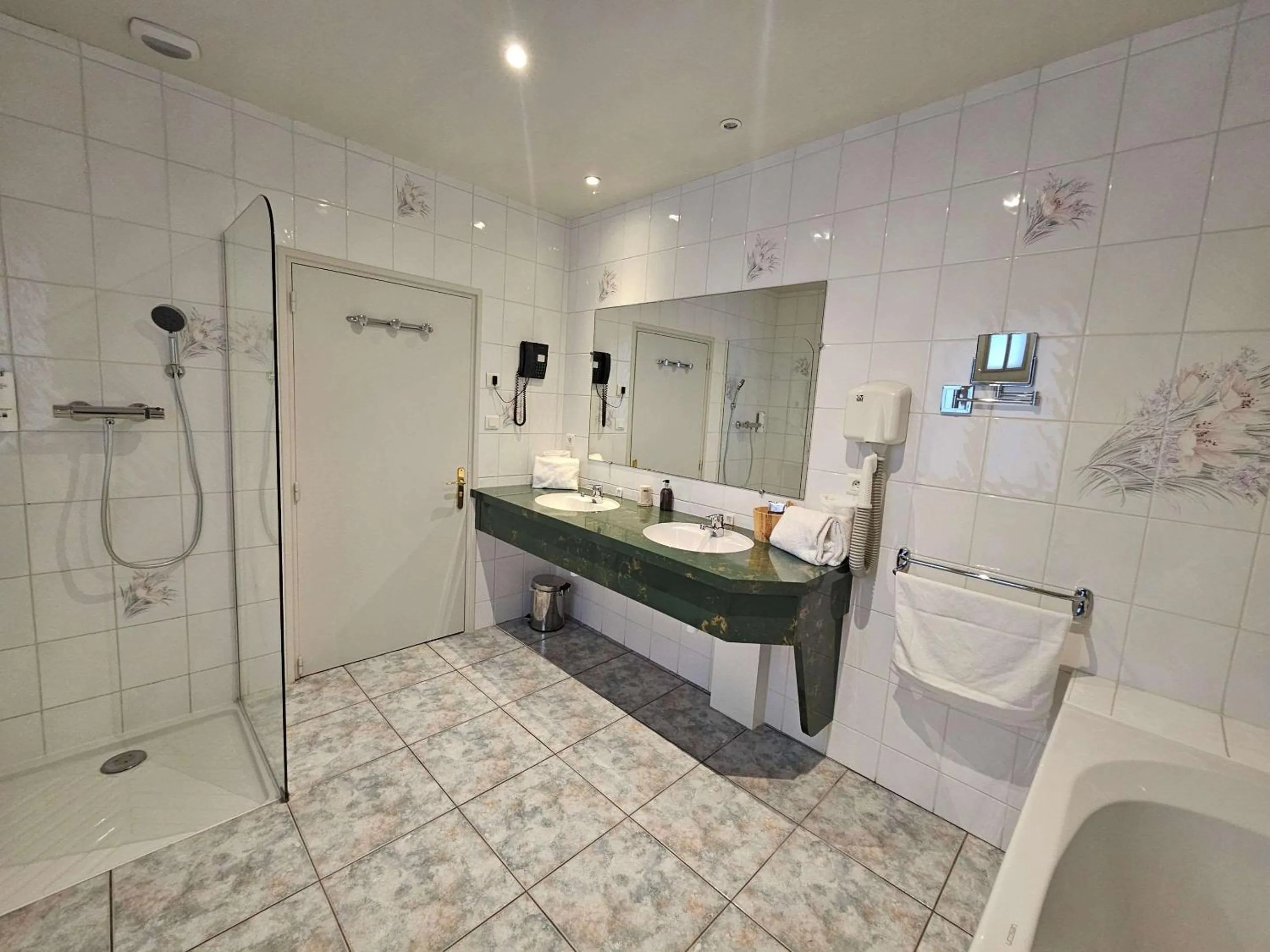 Bathroom in Auberge du Lac, Sure Hotel Collection by Best Western