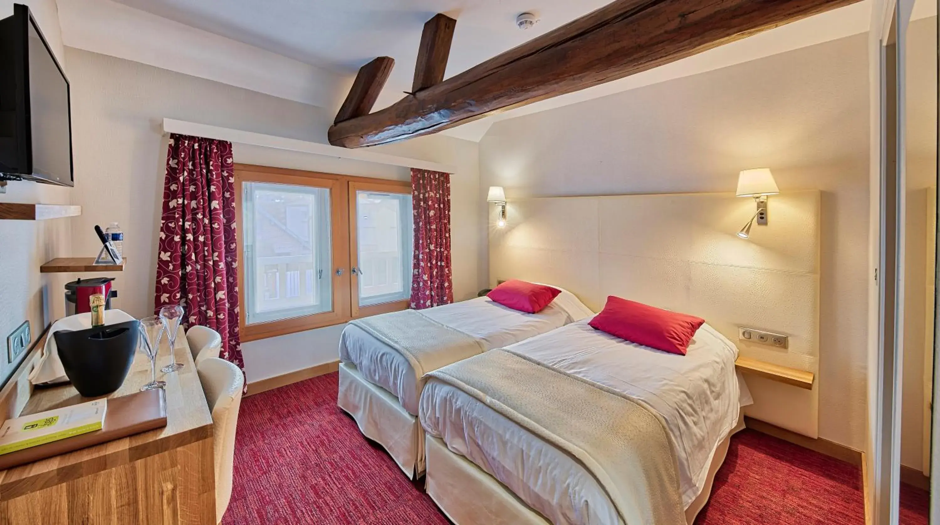 Property building, Bed in Auberge du Lac, Sure Hotel Collection by Best Western Property building, Bed in Auberge du Lac, Sure Hotel Collection by Best Western