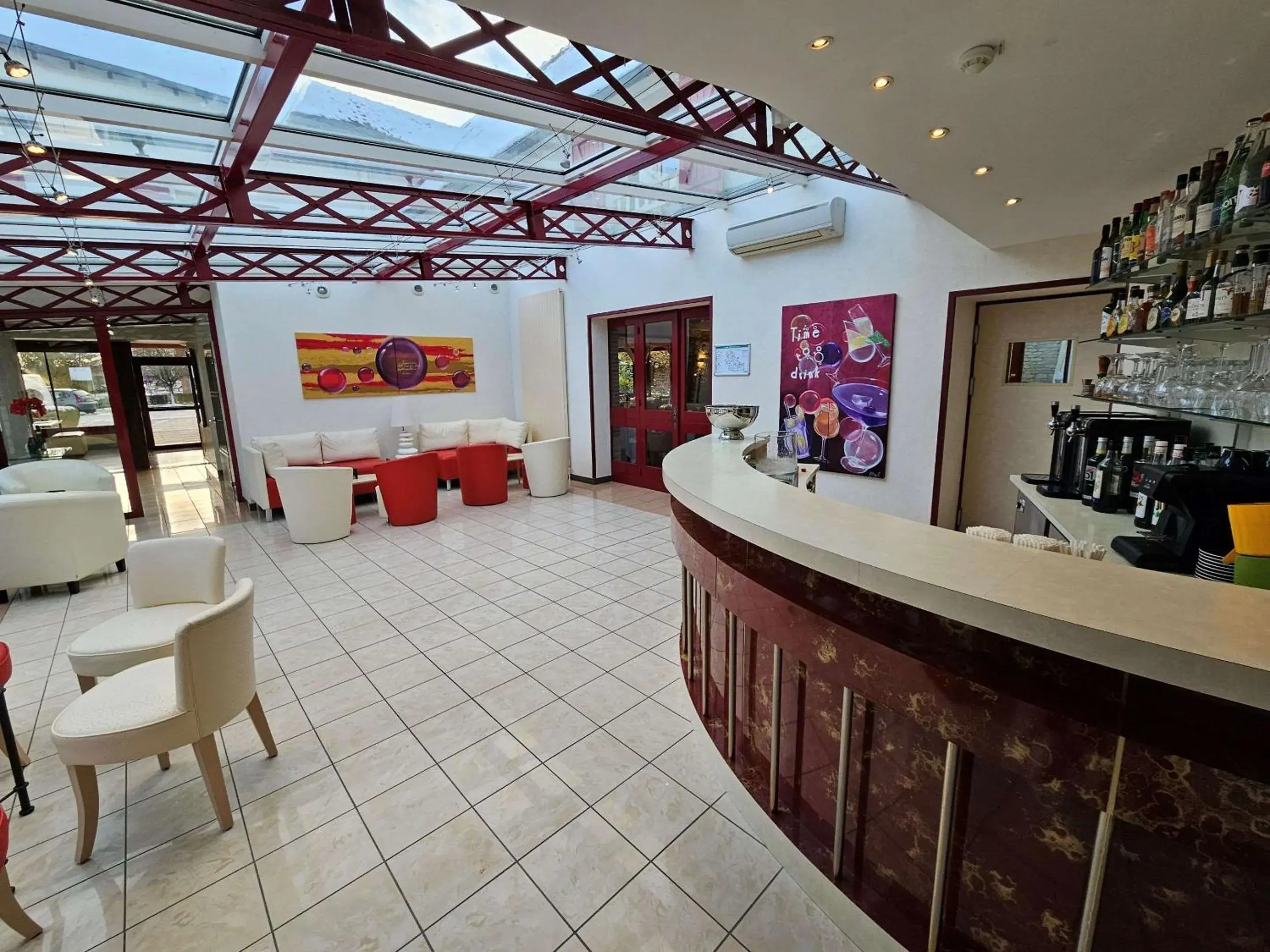 Lounge or bar in Auberge du Lac, Sure Hotel Collection by Best Western Lounge or bar in Auberge du Lac, Sure Hotel Collection by Best Western