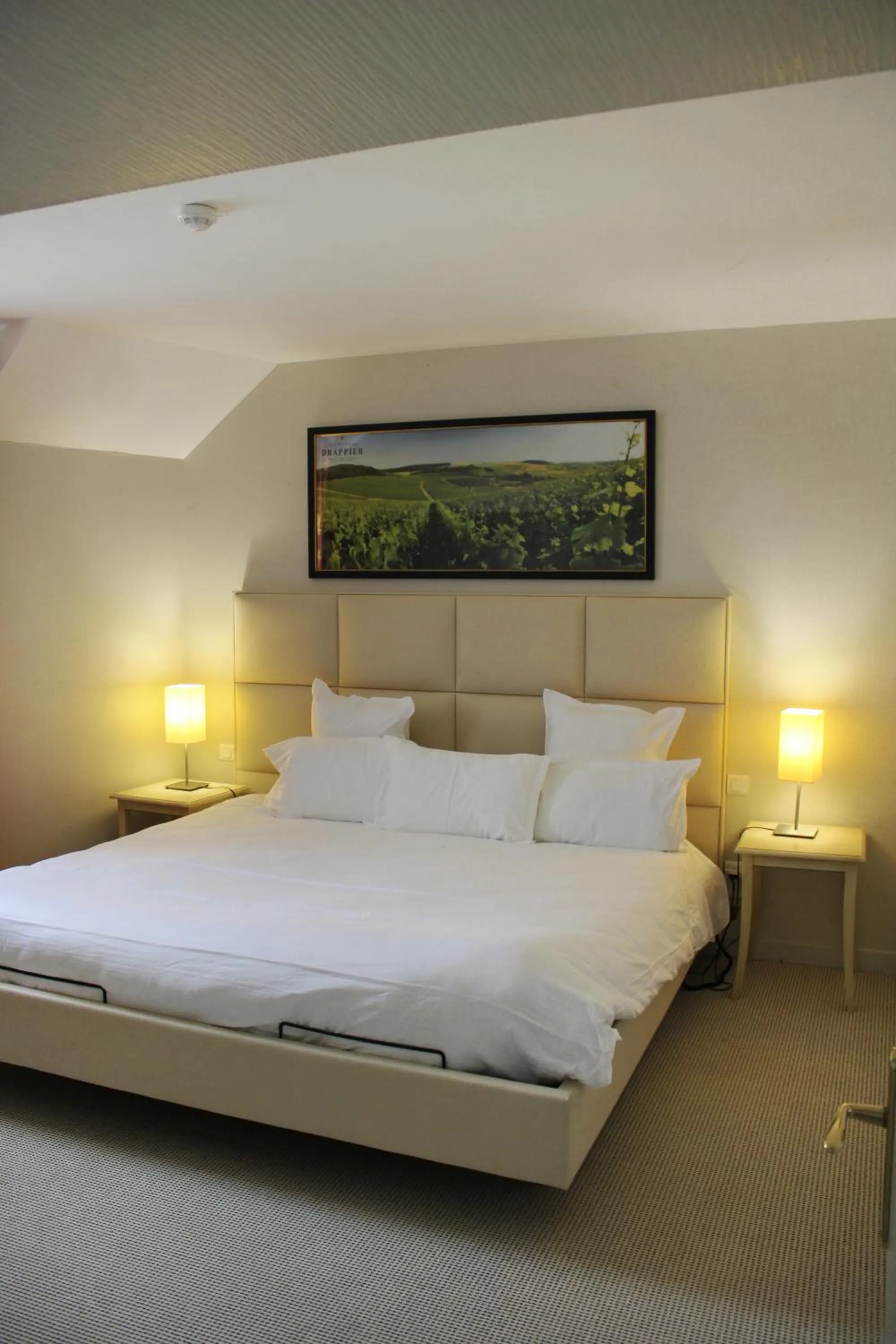 Bed in Auberge du Lac, Sure Hotel Collection by Best Western
