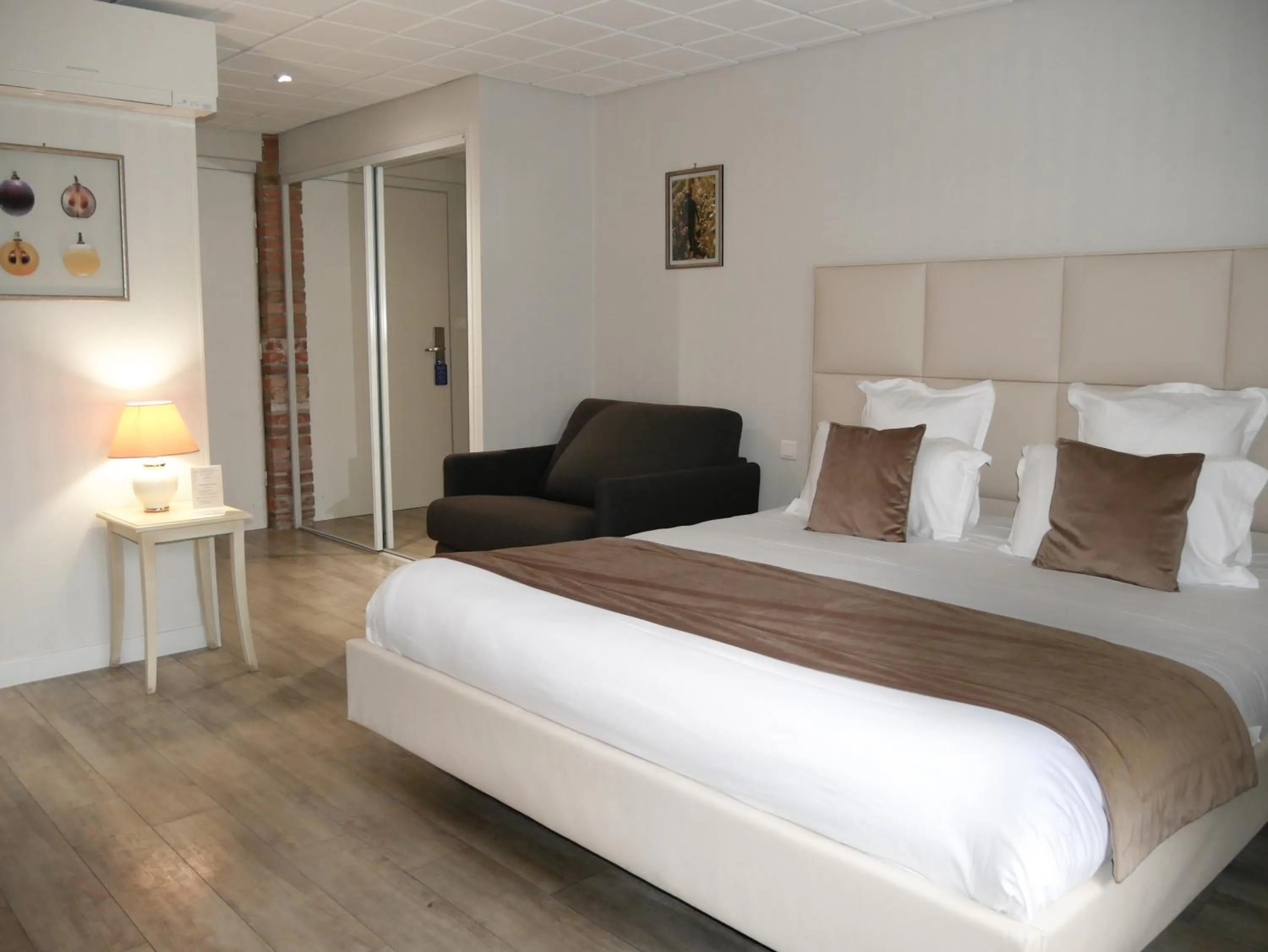 Bed in Auberge du Lac, Sure Hotel Collection by Best Western