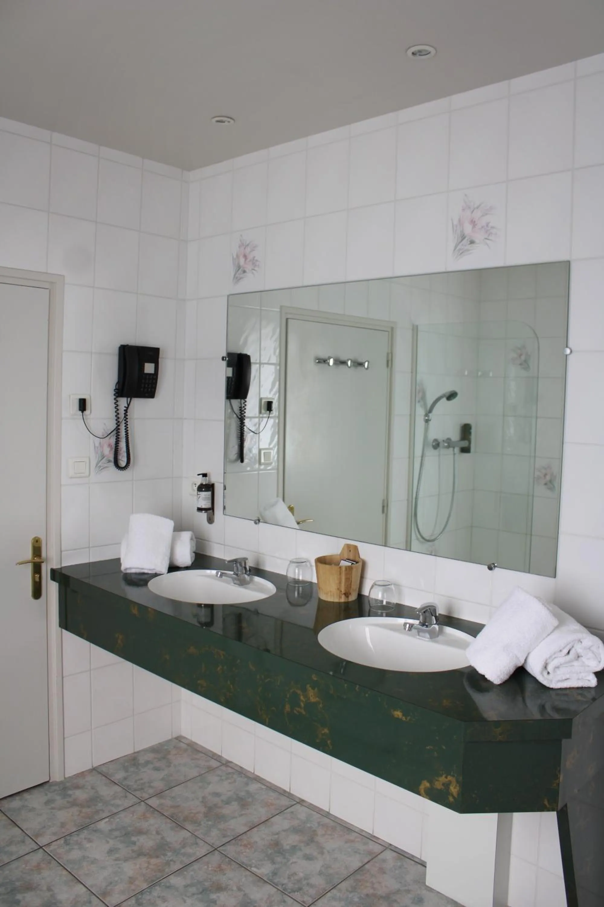 Shower in Auberge du Lac, Sure Hotel Collection by Best Western