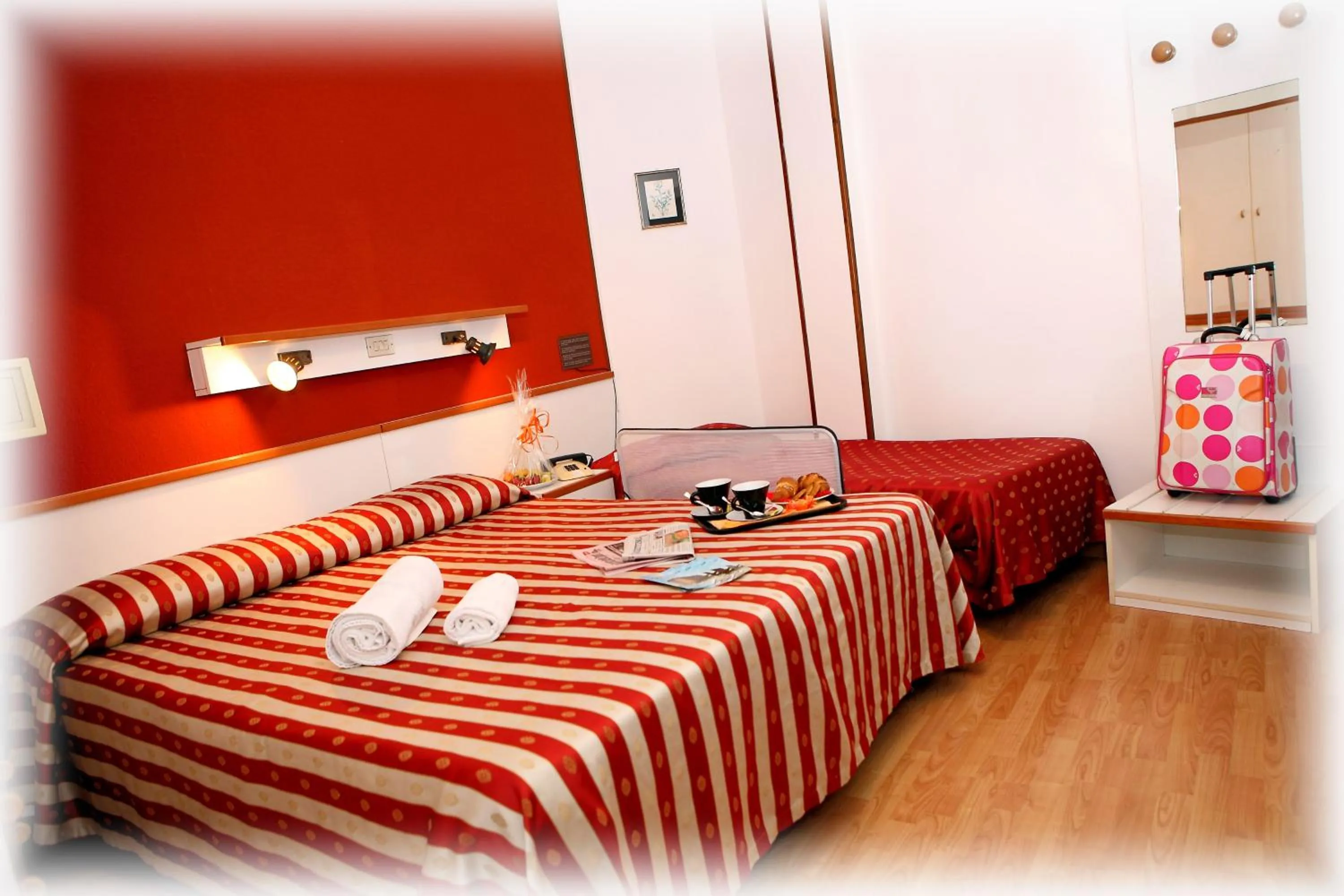 Photo of the whole room, Bed in Hotel American