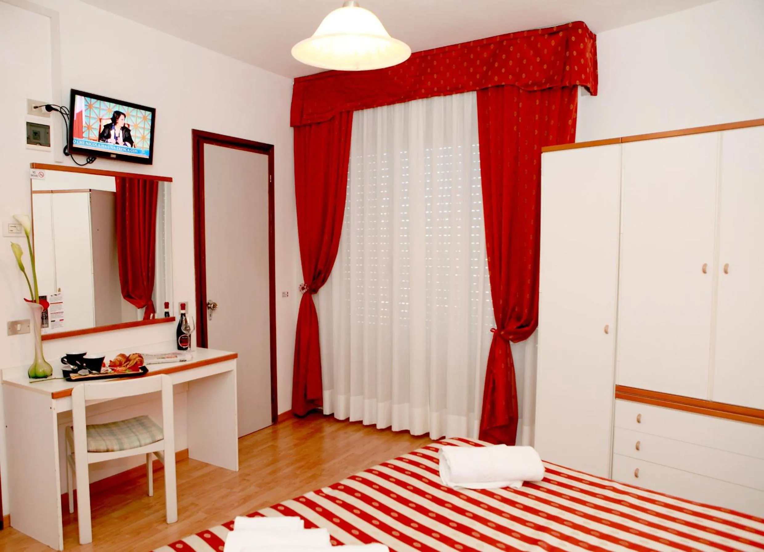 Photo of the whole room, Bed in Hotel American