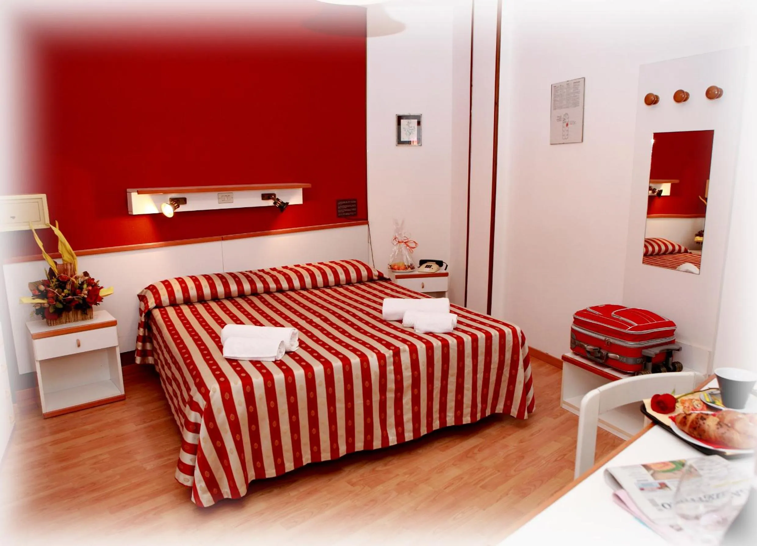 Photo of the whole room, Bed in Hotel American