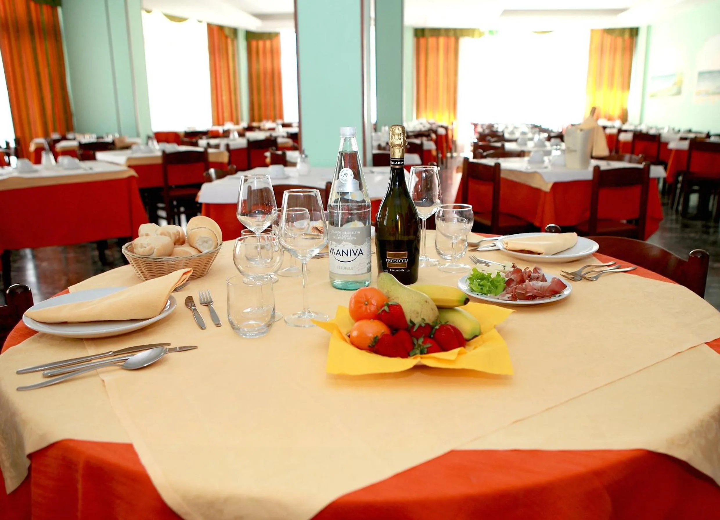 Restaurant/places to eat in Hotel American