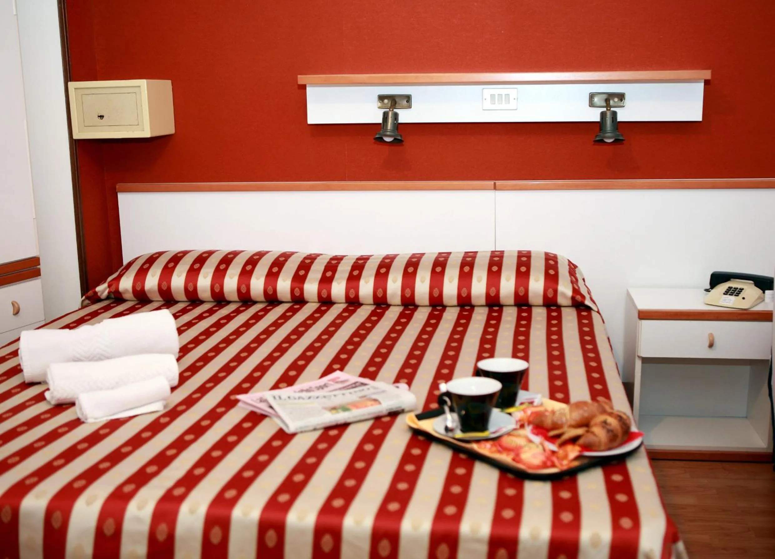 Photo of the whole room, Bed in Hotel American