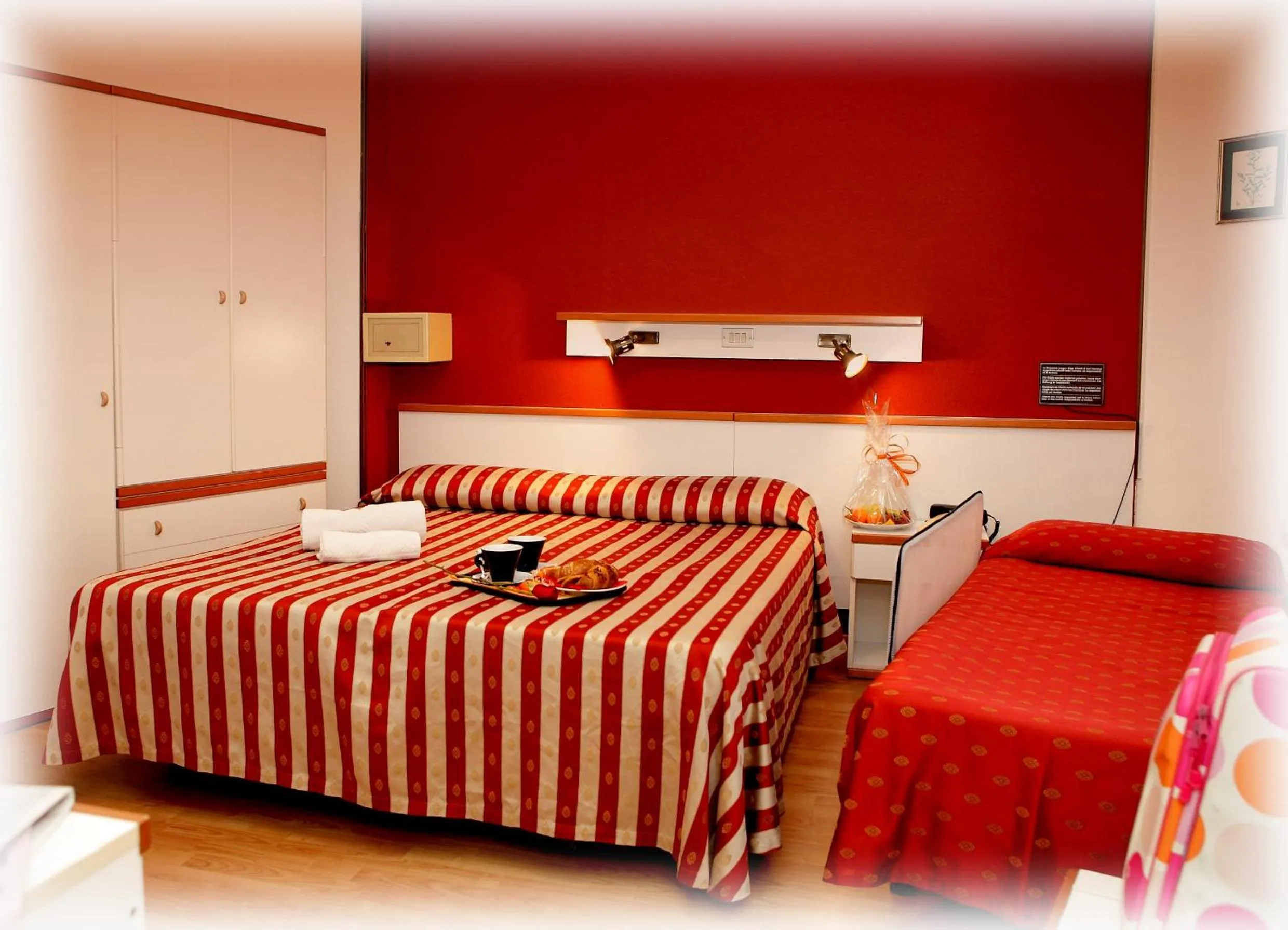 Photo of the whole room, Bed in Hotel American