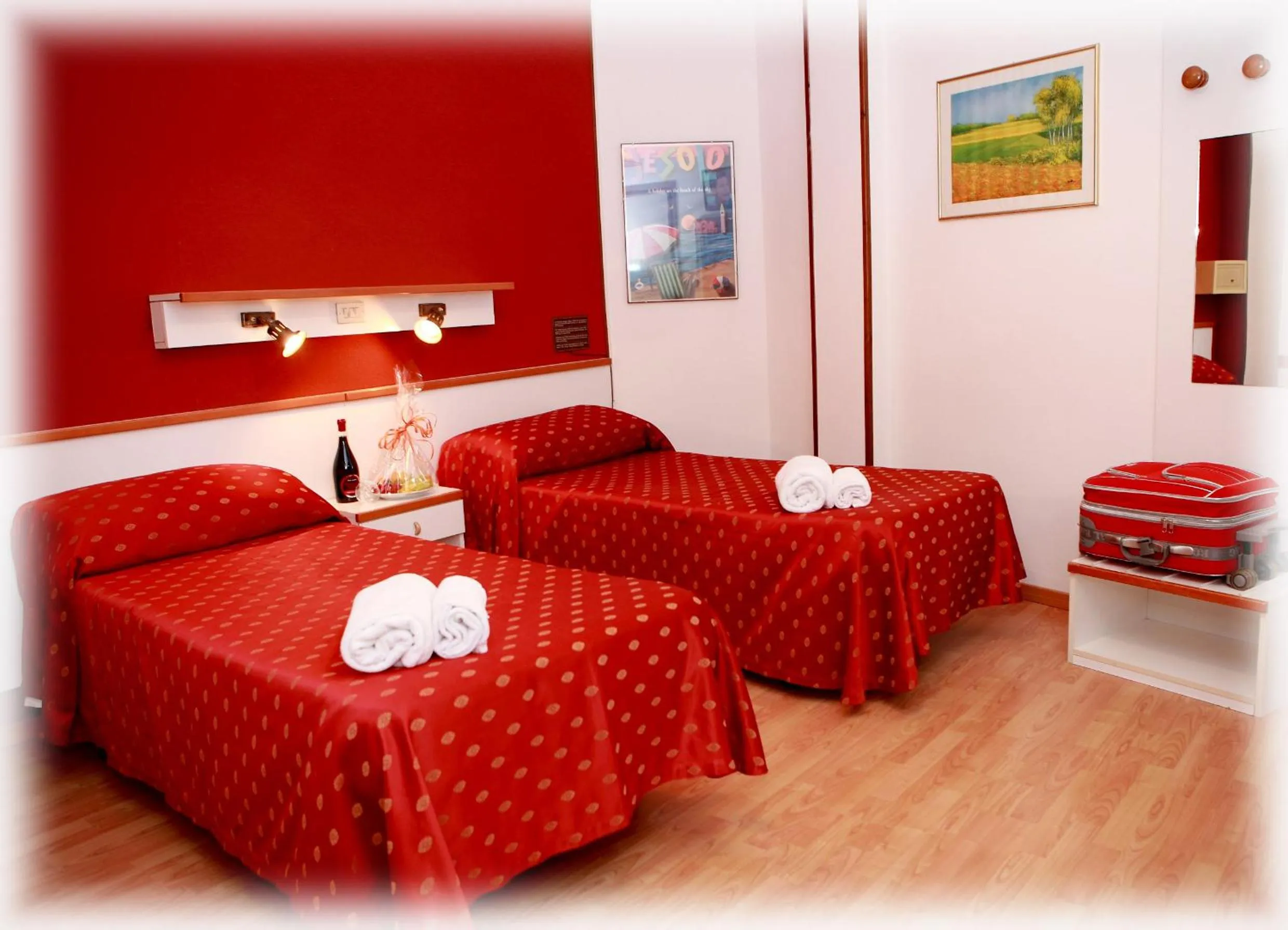 Photo of the whole room, Bed in Hotel American