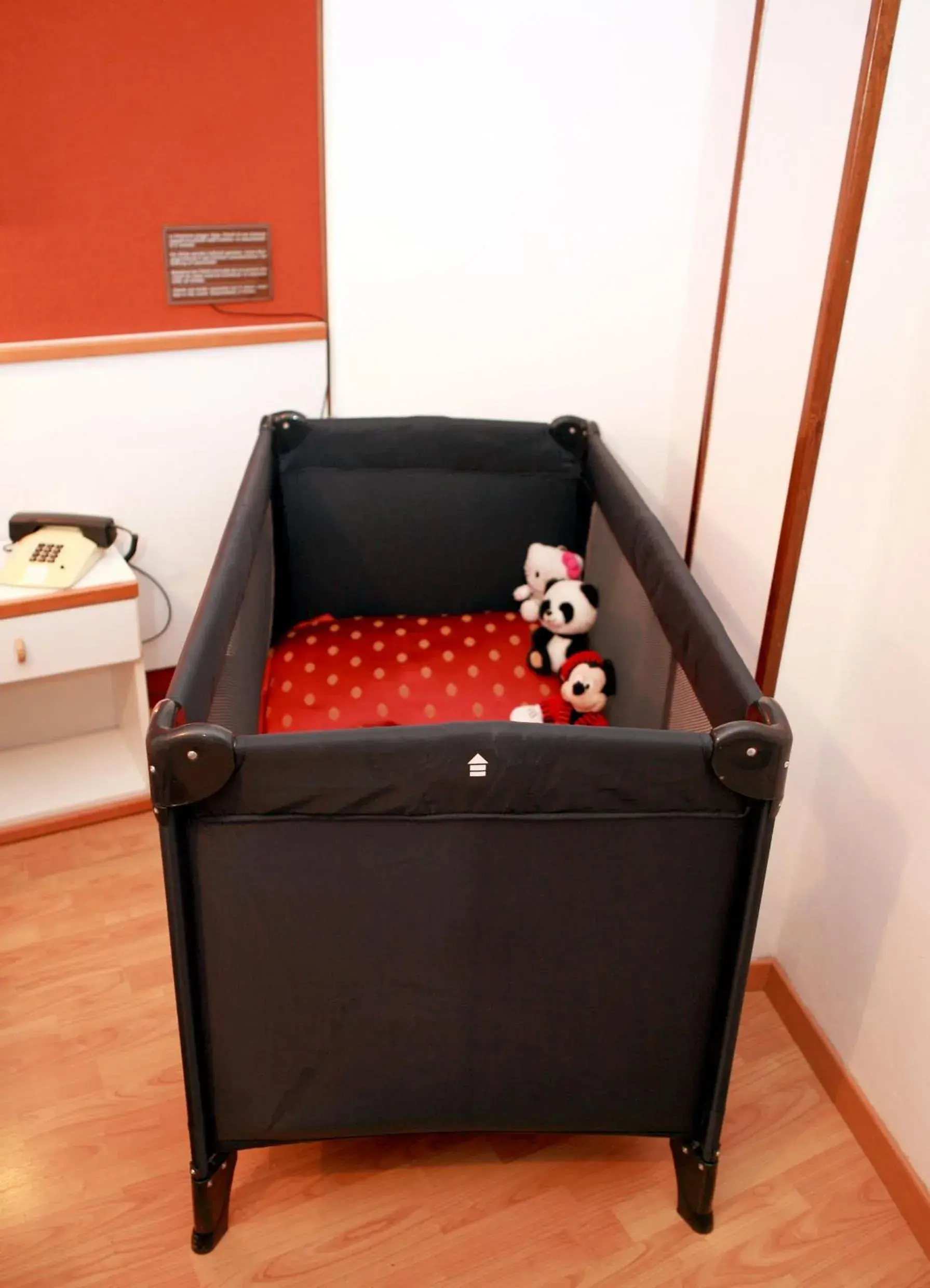 cot, Seating Area in Hotel American