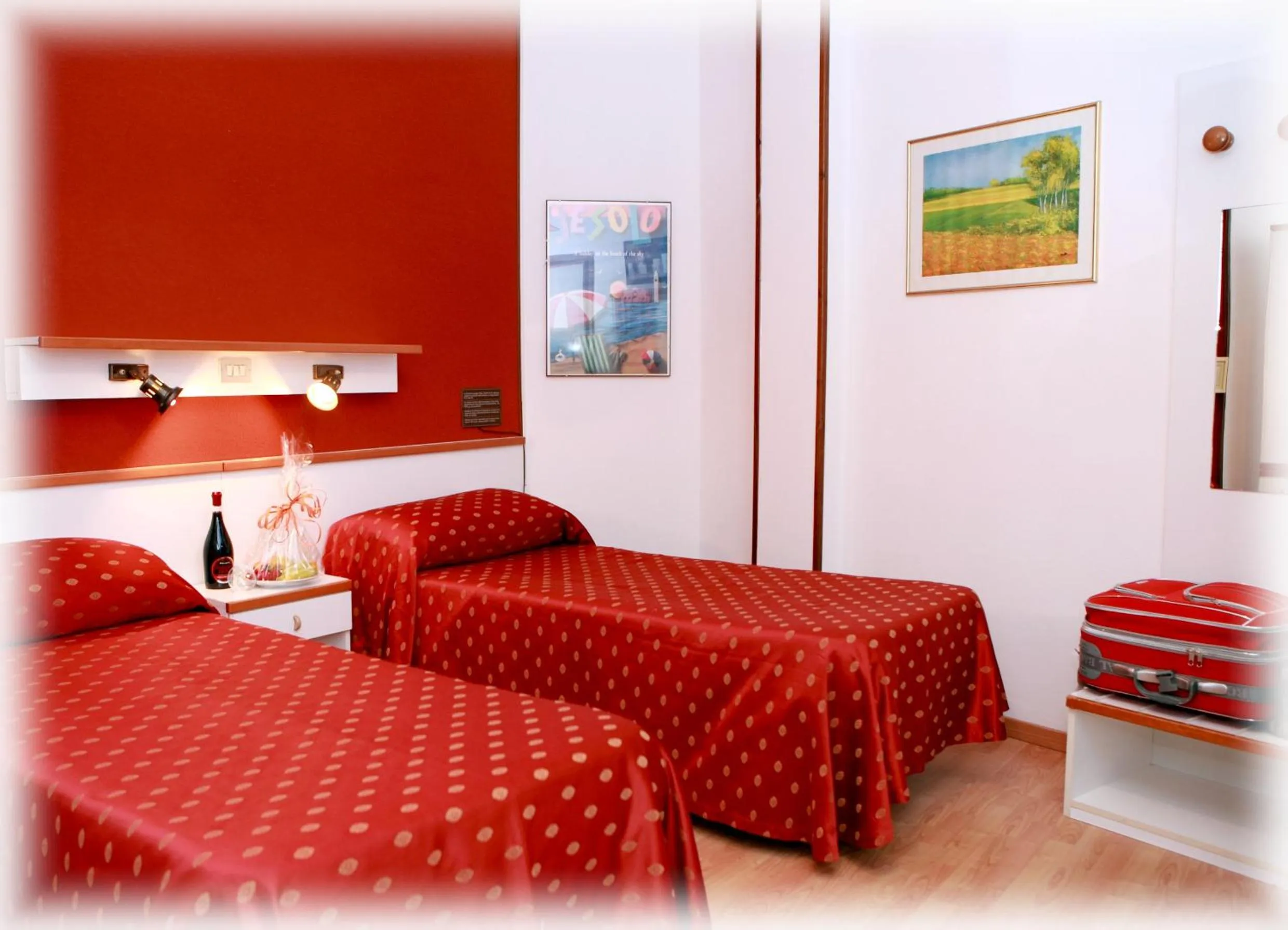 Photo of the whole room, Bed in Hotel American