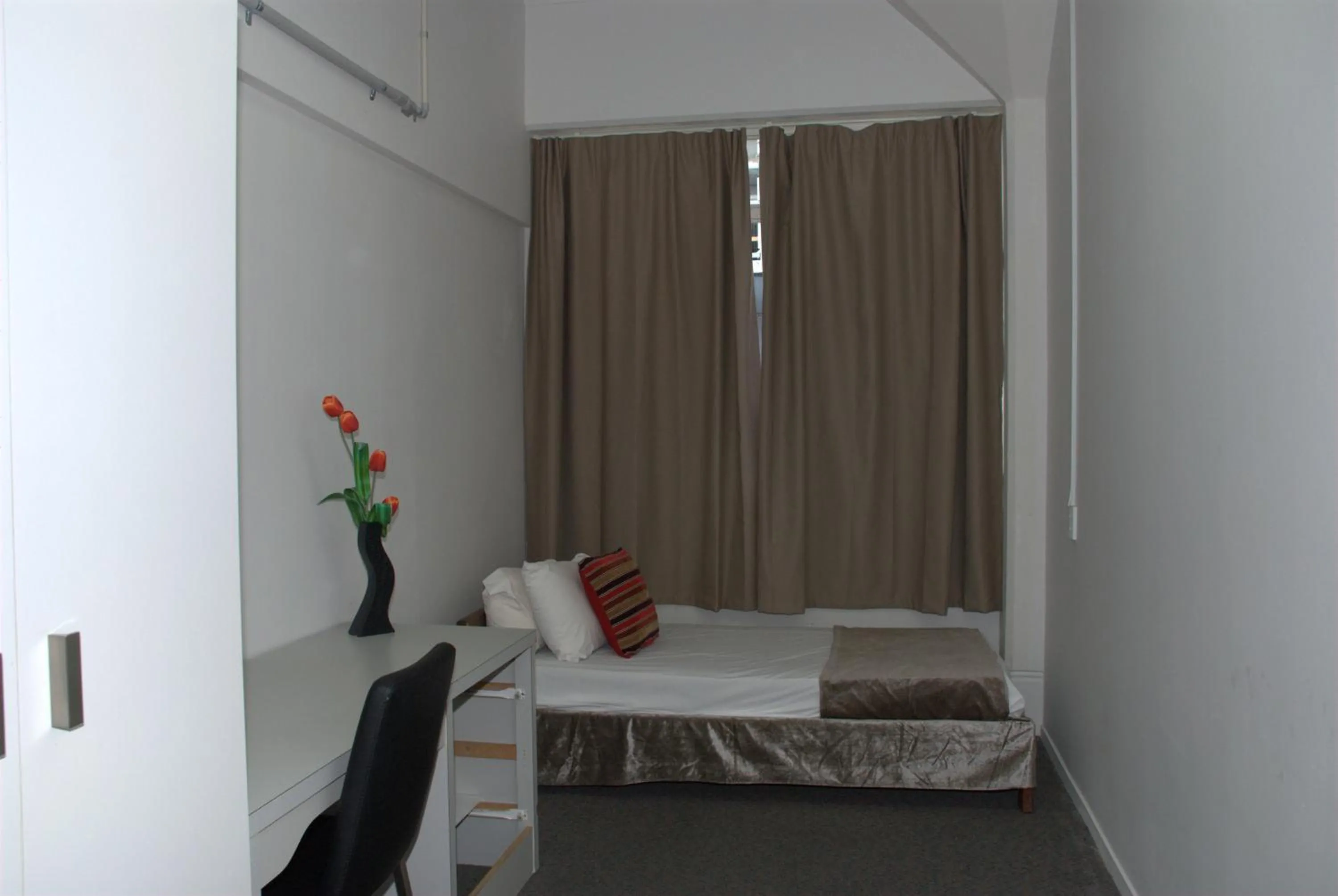 Bedroom, Bed in Hamilton City Inn