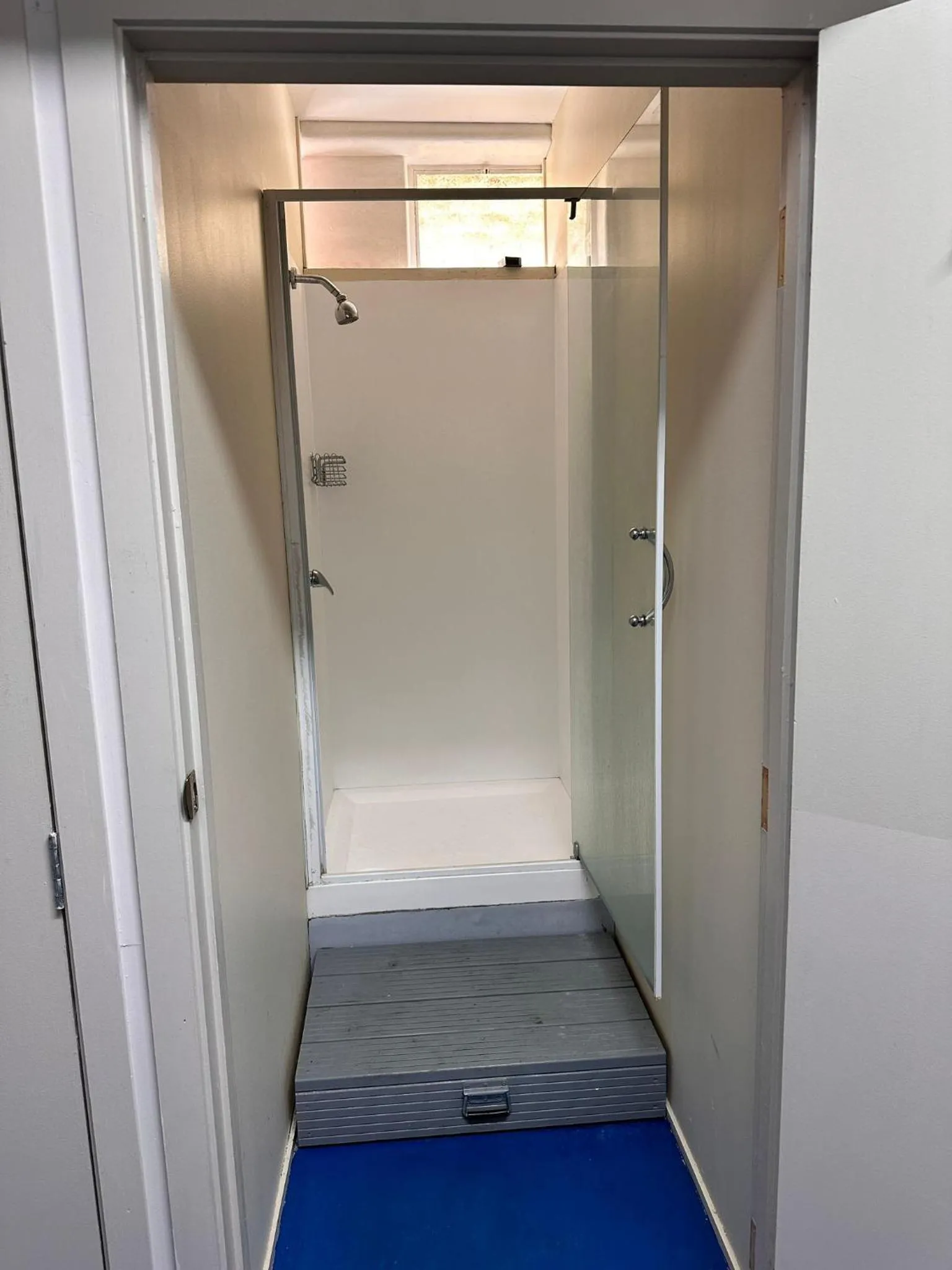 Shower in Hamilton City Inn