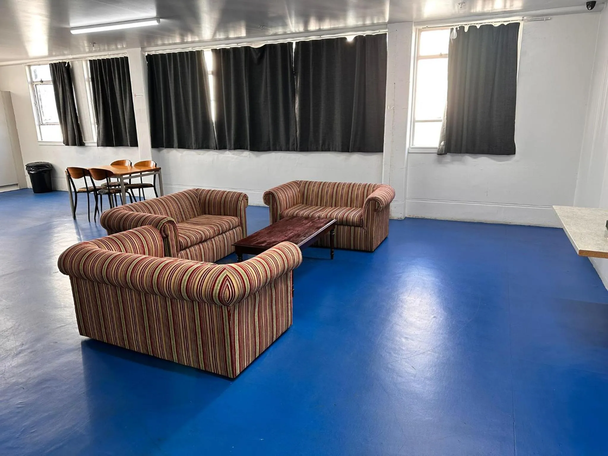 Communal lounge/ TV room in Hamilton City Inn