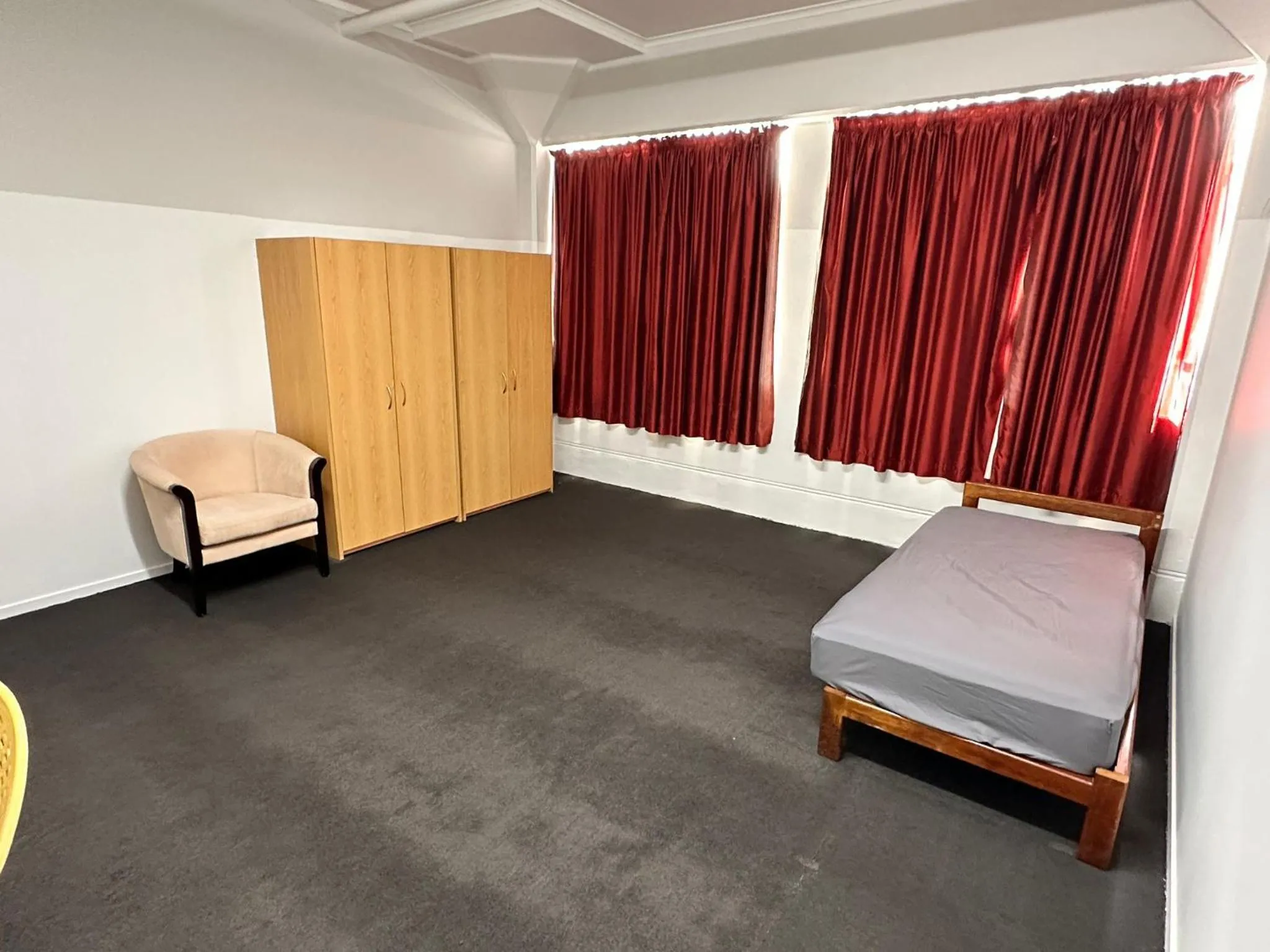 Living room, Bed in Hamilton City Inn