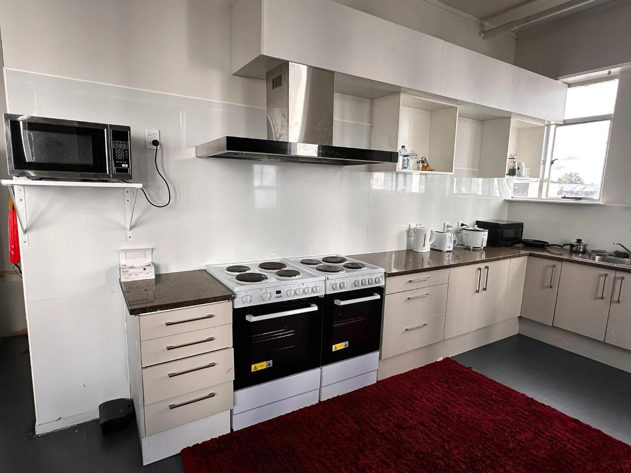 Kitchen or kitchenette in Hamilton City Inn