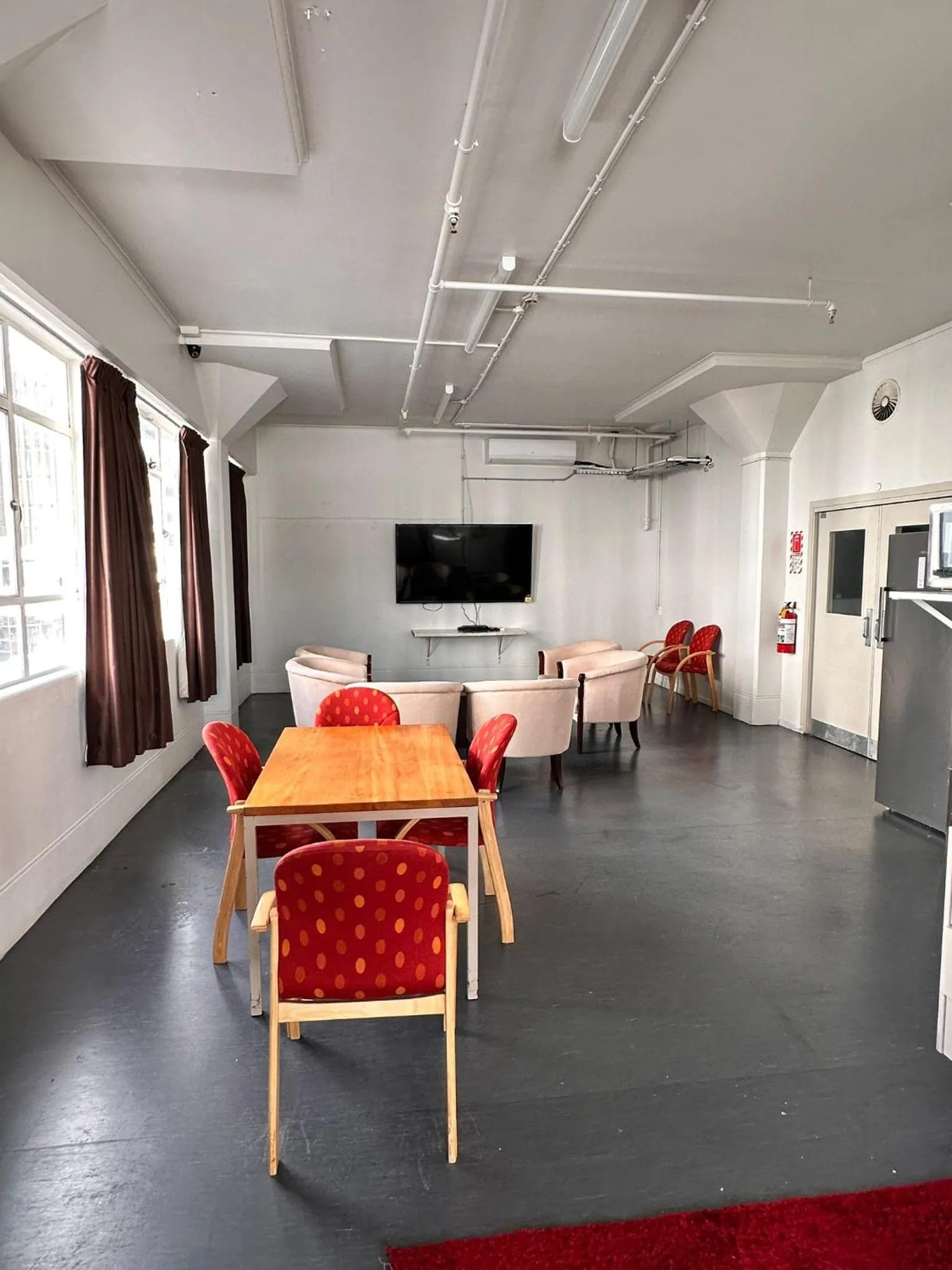 Communal lounge/ TV room in Hamilton City Inn