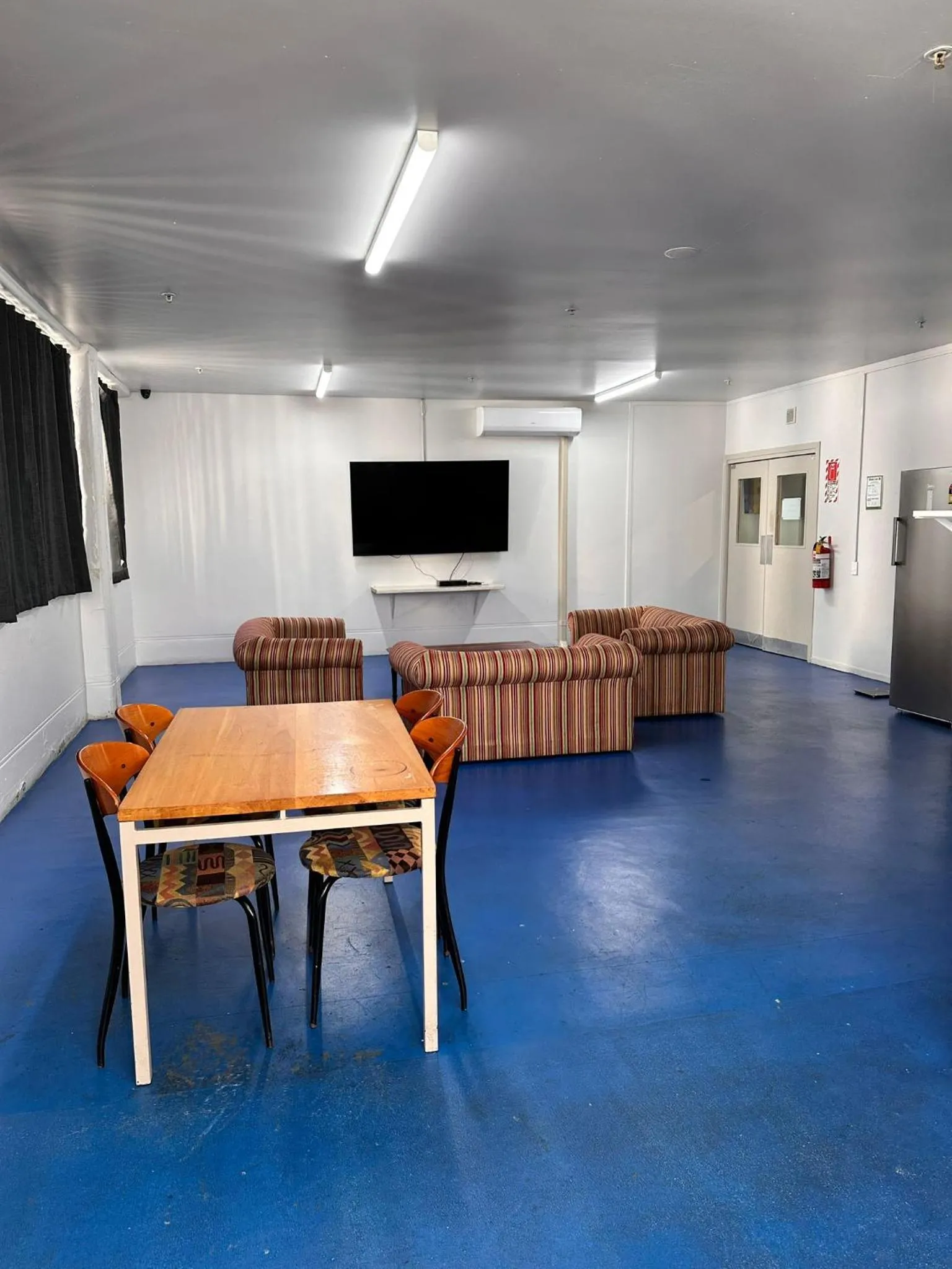 Communal lounge/ TV room in Hamilton City Inn