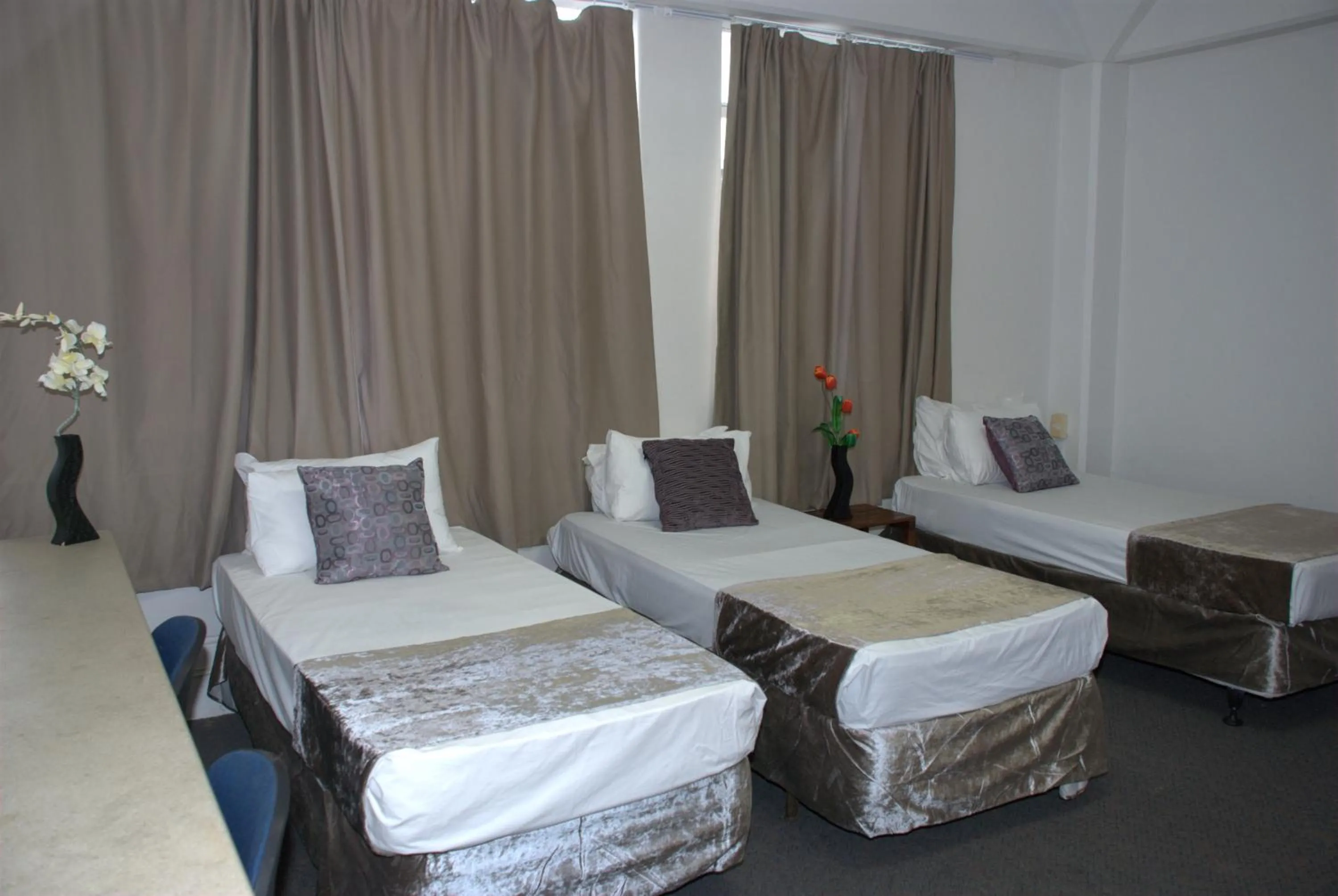 Bedroom, Bed in Hamilton City Inn