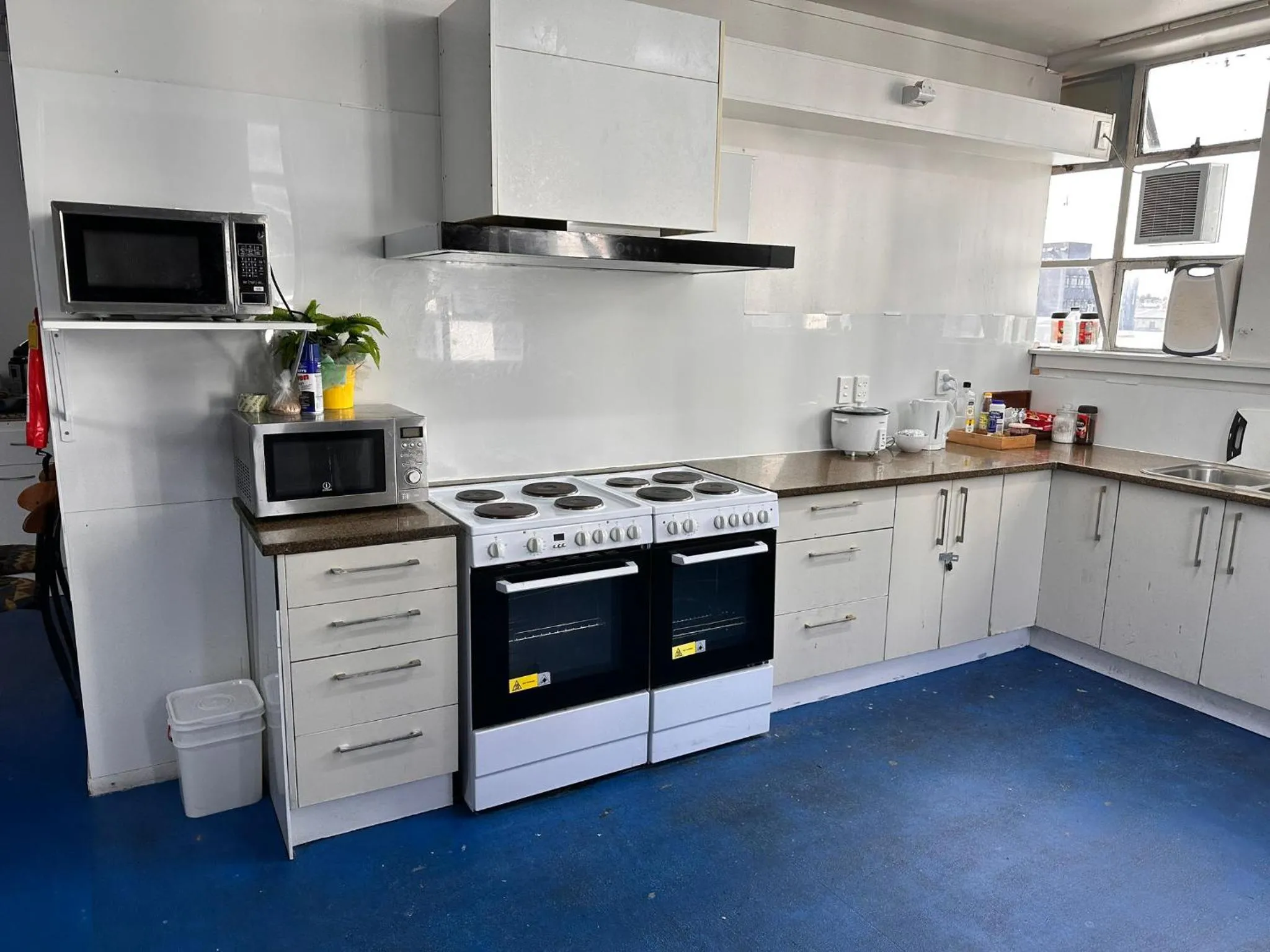 Communal kitchen in Hamilton City Inn
