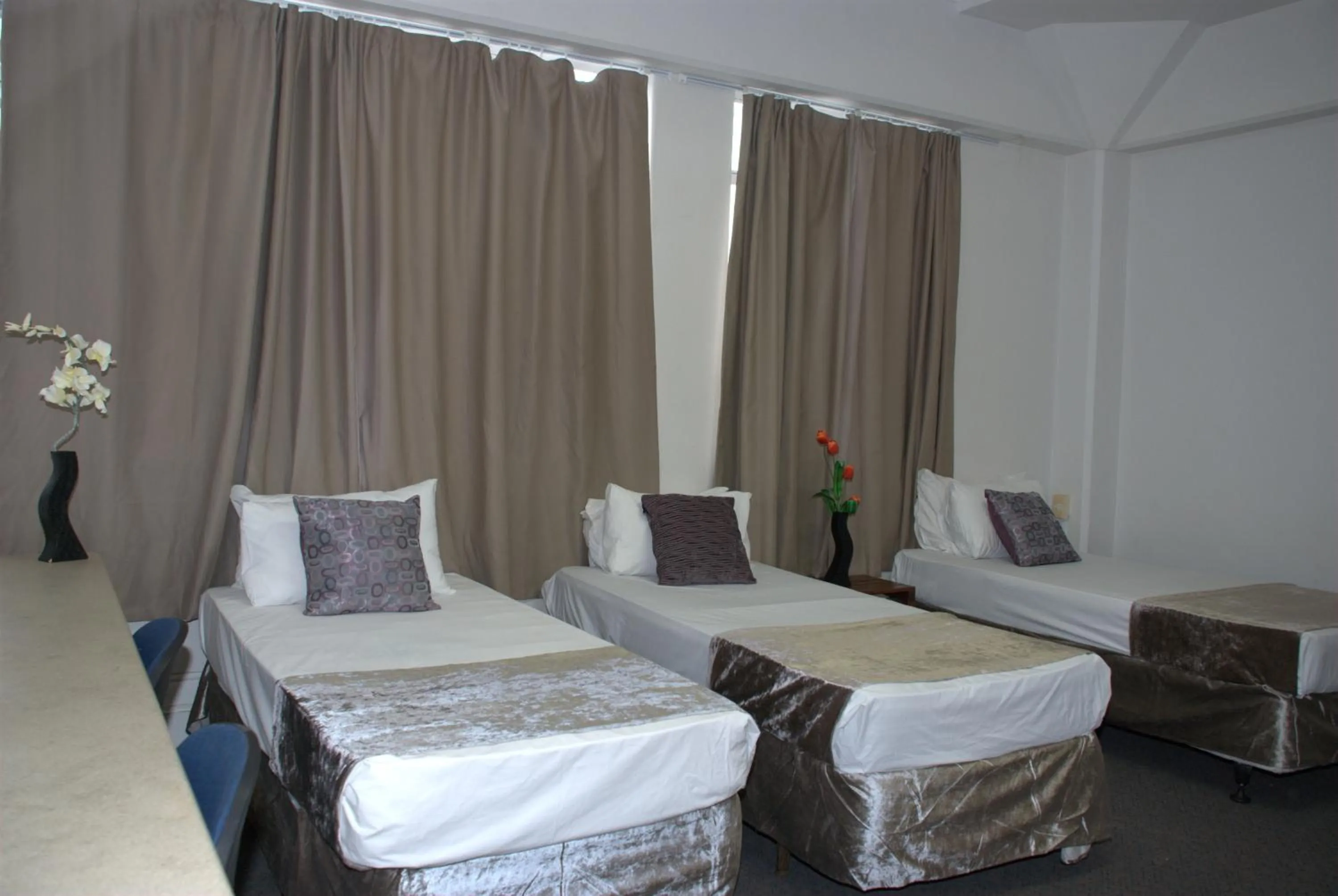 Bedroom, Bed in Hamilton City Inn