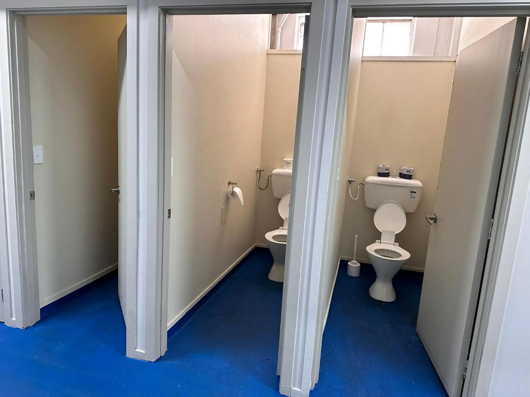 Toilet in Hamilton City Inn