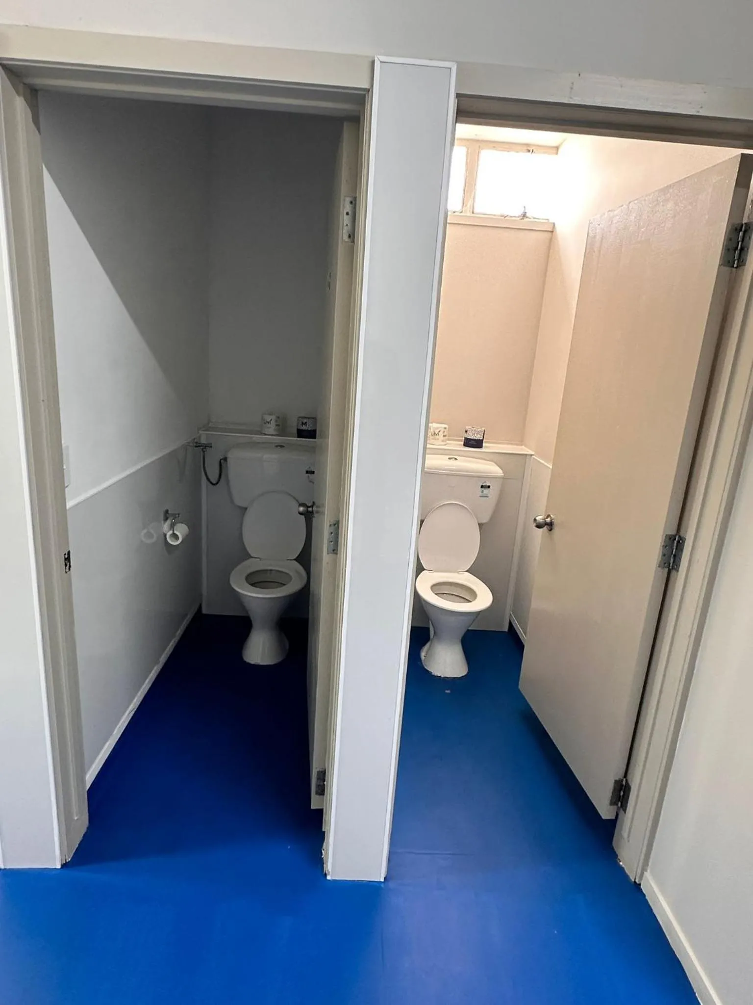 Toilet in Hamilton City Inn