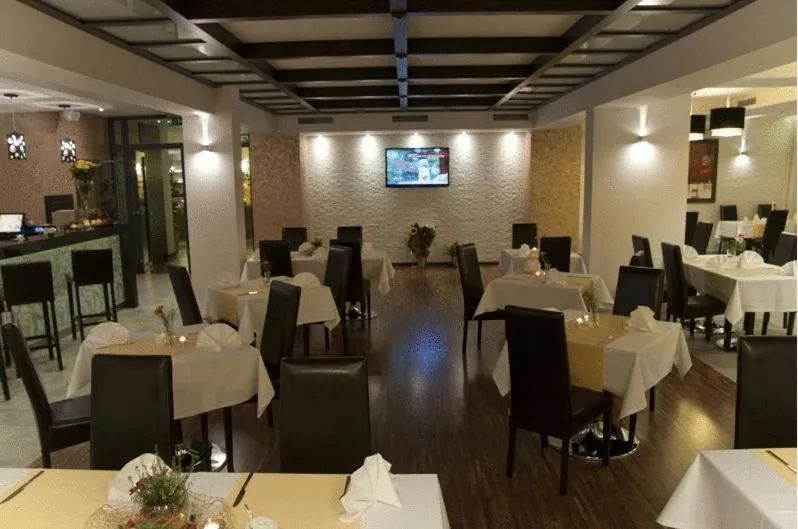 Restaurant/places to eat in Hotel Vis A Vis