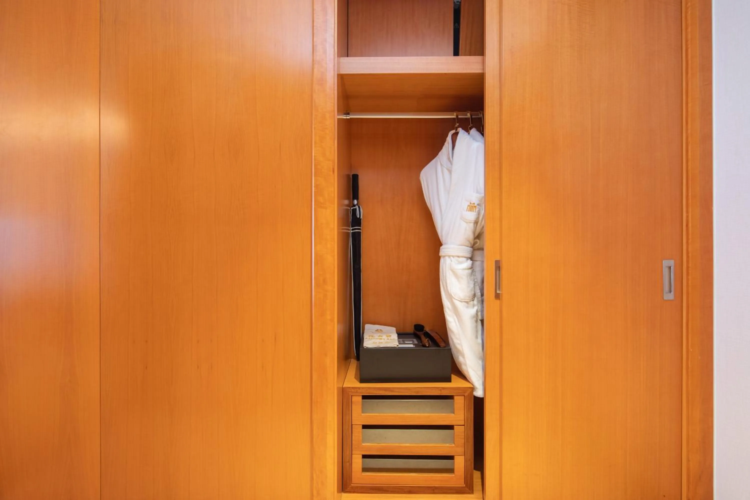 wardrobe in Metropolo Jinjiang Yongqing Daxing International Airport Hotel
