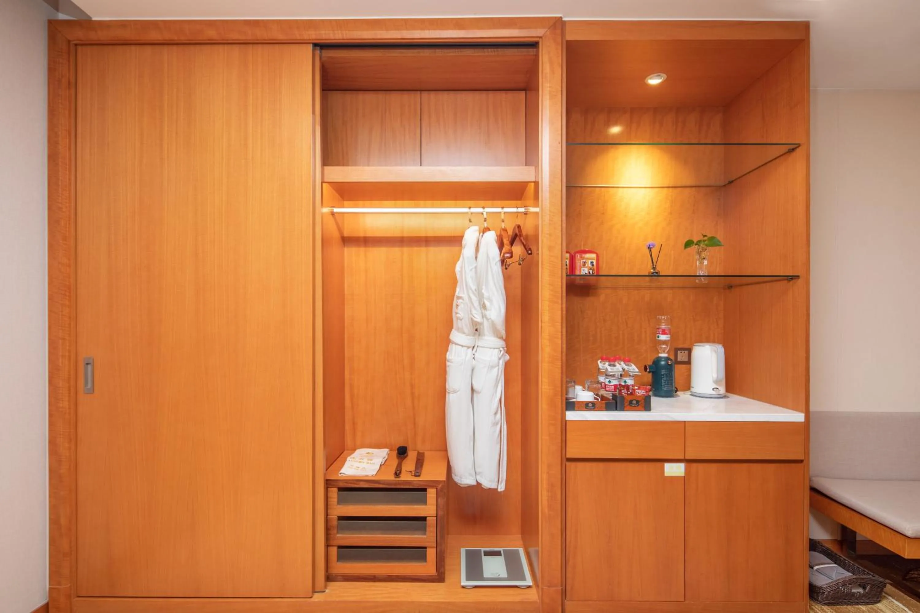 wardrobe in Metropolo Jinjiang Yongqing Daxing International Airport Hotel