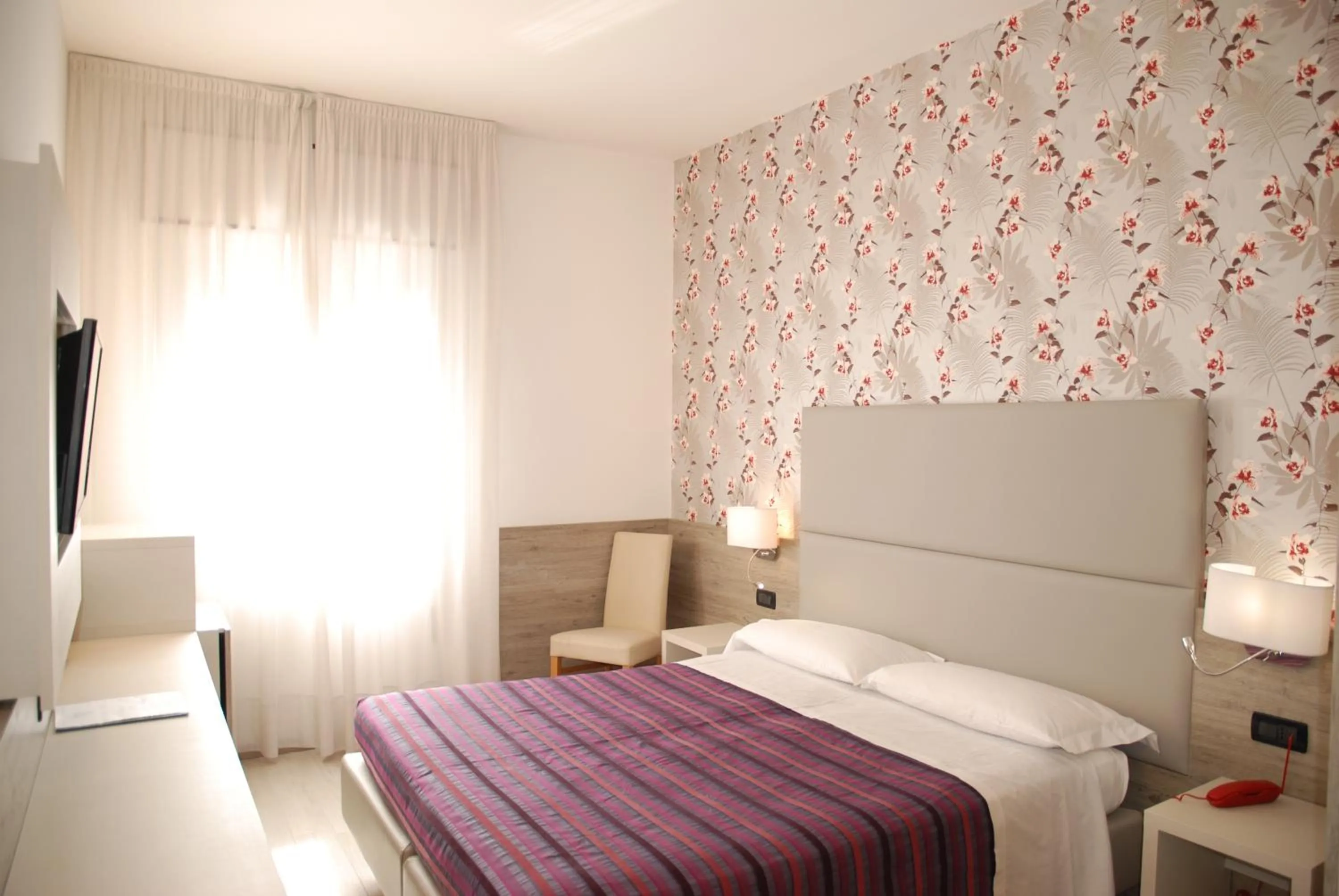 Photo of the whole room, Bed in Hotel Lugano Torretta