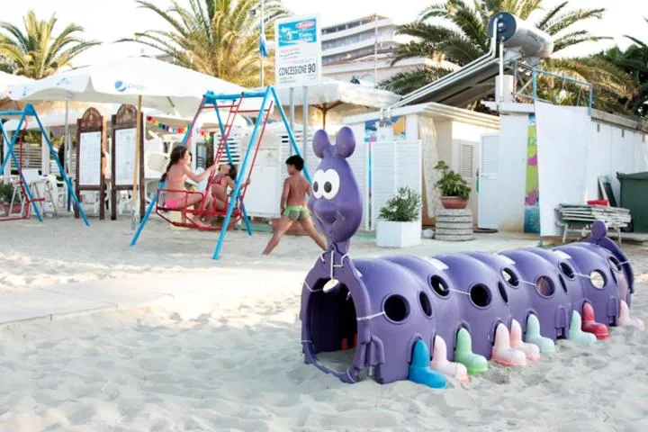 Children play ground in Hotel Mocambo piscina, spiaggia e biciclette