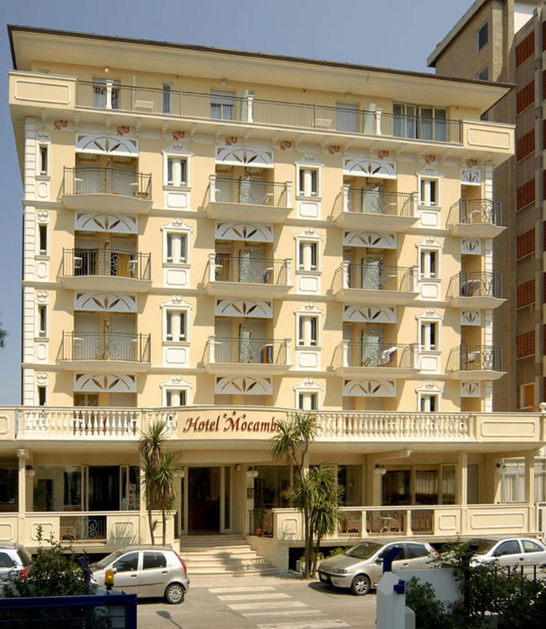 Property building in Hotel Mocambo piscina, spiaggia e biciclette