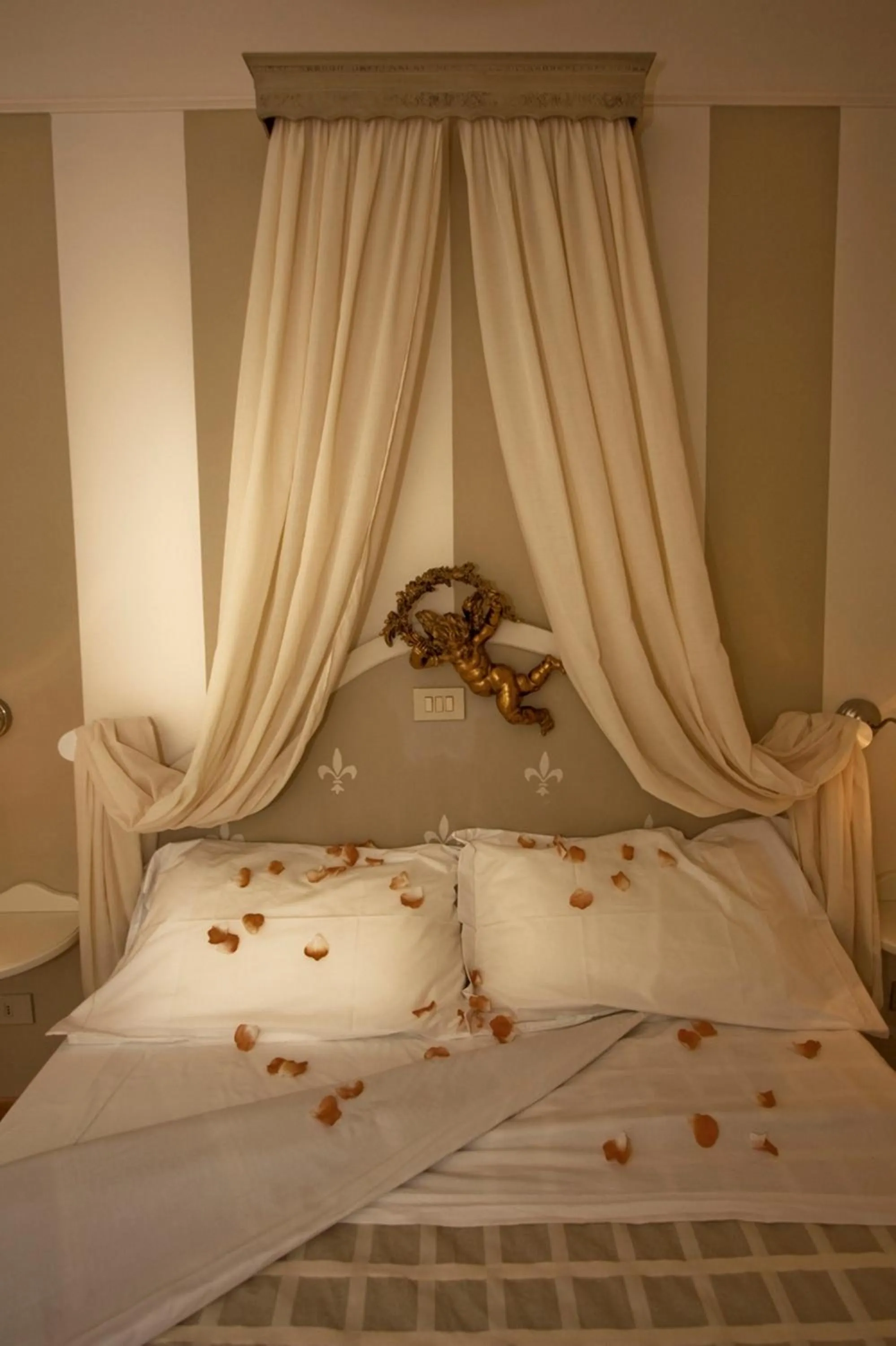 Decorative detail, Bed in Hotel Mocambo piscina, spiaggia e biciclette