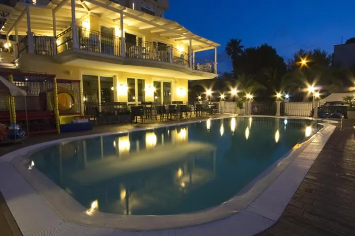 Property building in Hotel Mocambo piscina, spiaggia e biciclette