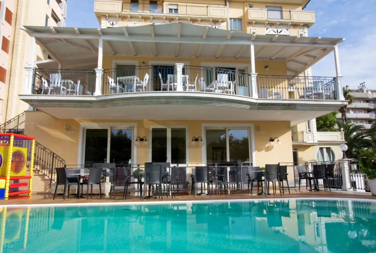 Property building in Hotel Mocambo piscina, spiaggia e biciclette