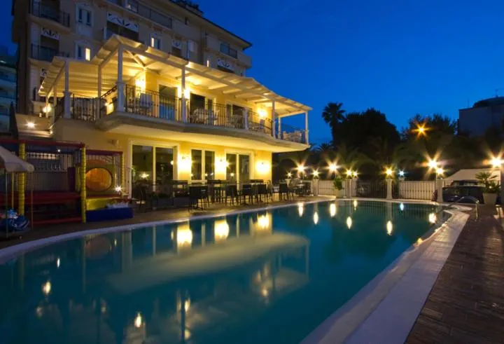 Night in Hotel Mocambo piscina, spiaggia e biciclette