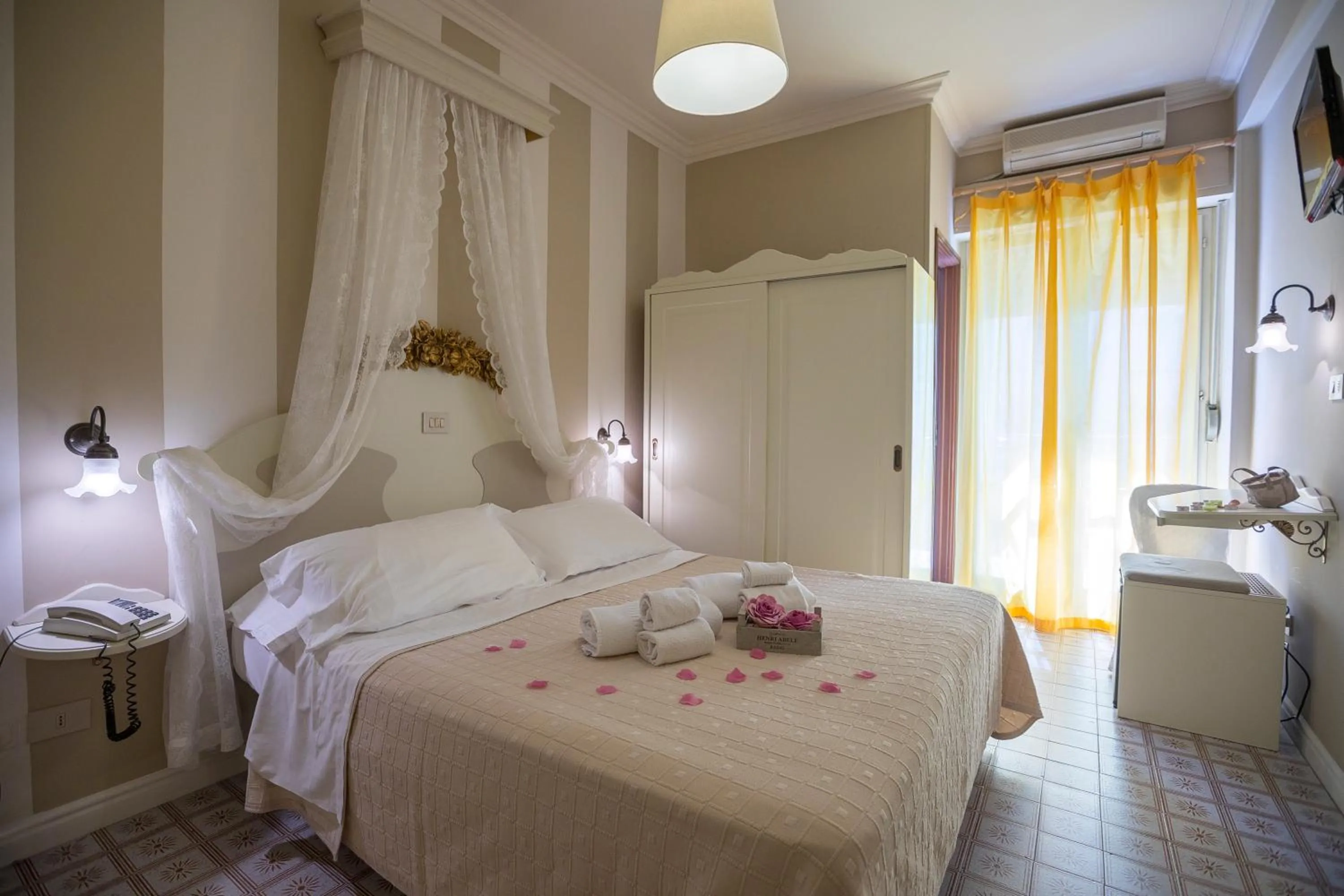 Bedroom, Bed in Hotel Mocambo piscina, spiaggia e biciclette