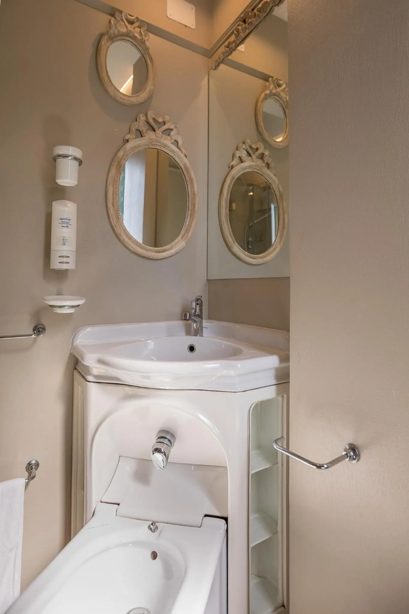 Bathroom in Hotel Mocambo piscina, spiaggia e biciclette