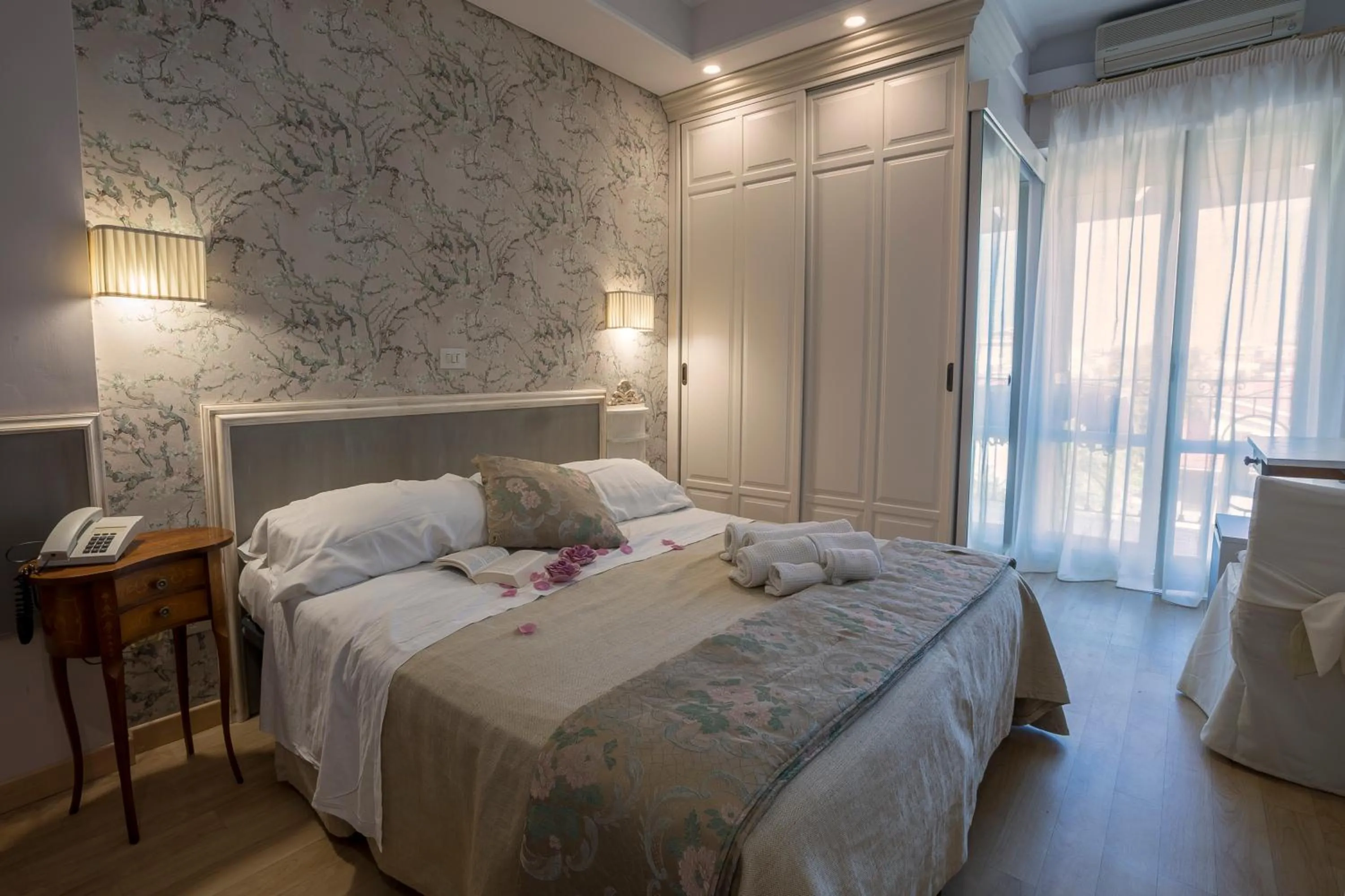 Bedroom, Bed in Hotel Mocambo piscina, spiaggia e biciclette