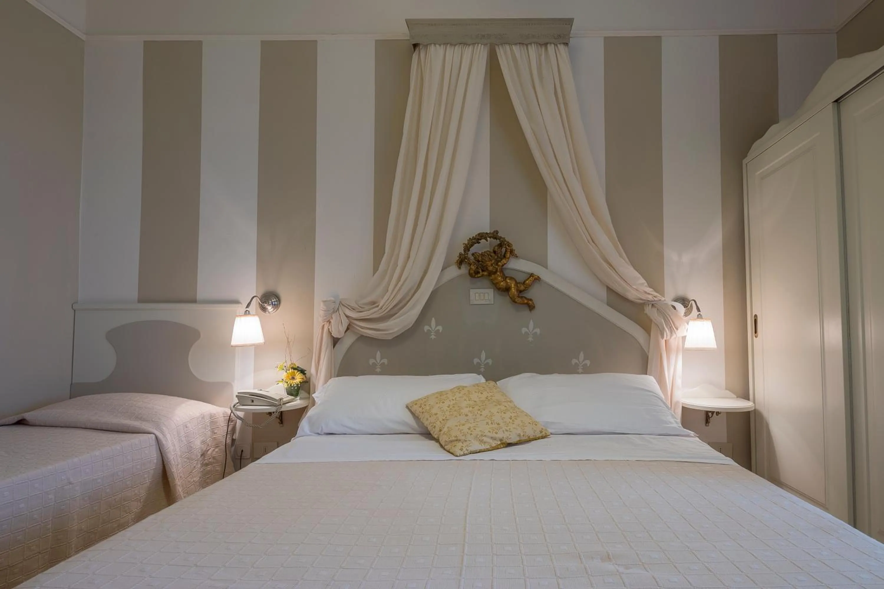 Bedroom, Bed in Hotel Mocambo piscina, spiaggia e biciclette