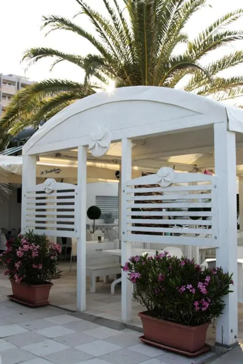 Patio in Hotel Mocambo piscina, spiaggia e biciclette