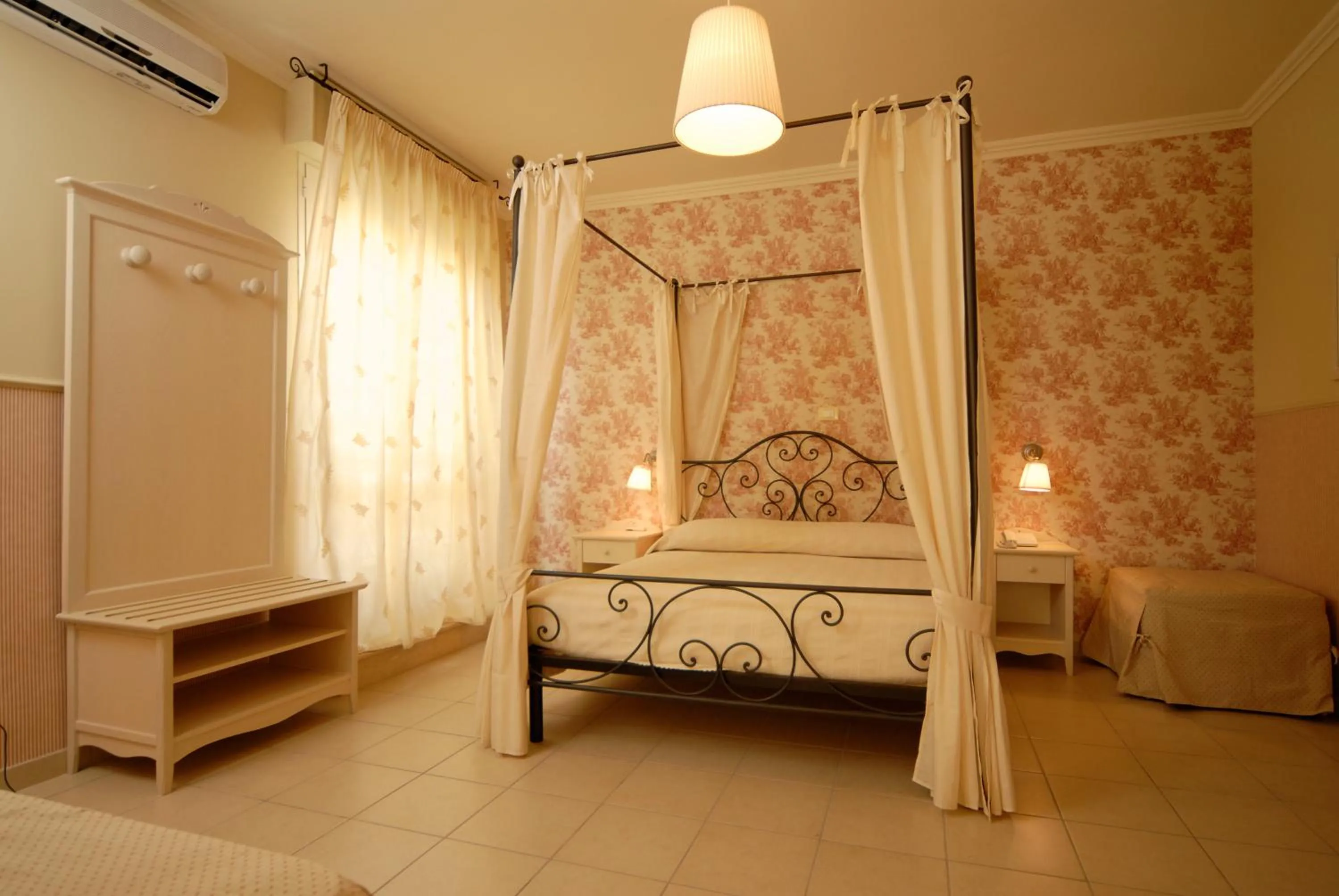 Bed in Hotel Mocambo piscina, spiaggia e biciclette